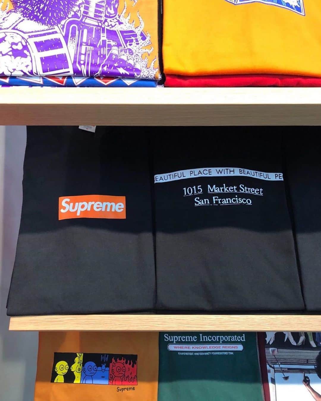 HYPEBEASTさんのインスタグラム写真 - (HYPEBEASTInstagram)「@hypebeaststyle: @supremenewyork has quietly released the San Francisco box logo T-shirt on its online webstore, priced at $48 USD. All proceeds from the sale will go towards the San Francisco AIDS Foundation’s Harm Reduction Center. Click the link in bio for more info. ⁠⠀ Photo: Aaron Miller/HYPEBEAST」10月29日 5時14分 - hypebeast