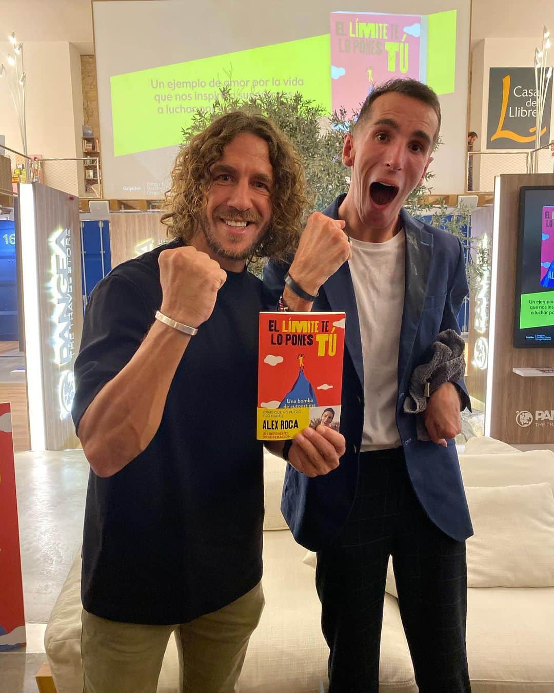 カルレス・プジョルのインスタグラム：「Os presento a ALEX ROCA, un ejemplo de superación y actitud ante las adversidades. Emociona escuchar tu historia y me encantaría realizar contigo alguno de tus futuros retos. 💪 #ElLímiteTeLoPonesTú Here I am with @alexroca91, an incredible example of overcoming adversity. It is really touchy to hear your story and I would love to join you in achieving one of your future challenges 💪🏻💪🏻💪🏻 Ets un Crack!!!」