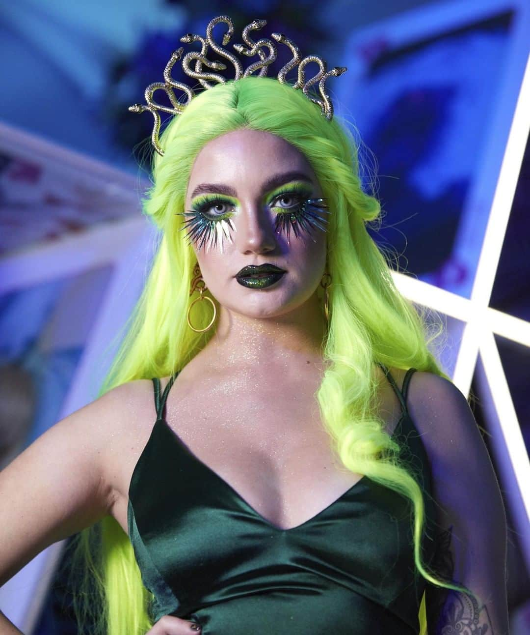 NYX Cosmeticsさんのインスタグラム写真 - (NYX CosmeticsInstagram)「#FACEAwardsUK winner @illumin_arty #slayed this slithering Medusa look at our #WonderlandAfterDark party 🐍 She completes the look with our Face & Body Glitter 💚✨ || #nyxcosmetics #nyxprofessionalmakeup #crueltyfreebeauty」10月29日 5時44分 - nyxcosmetics