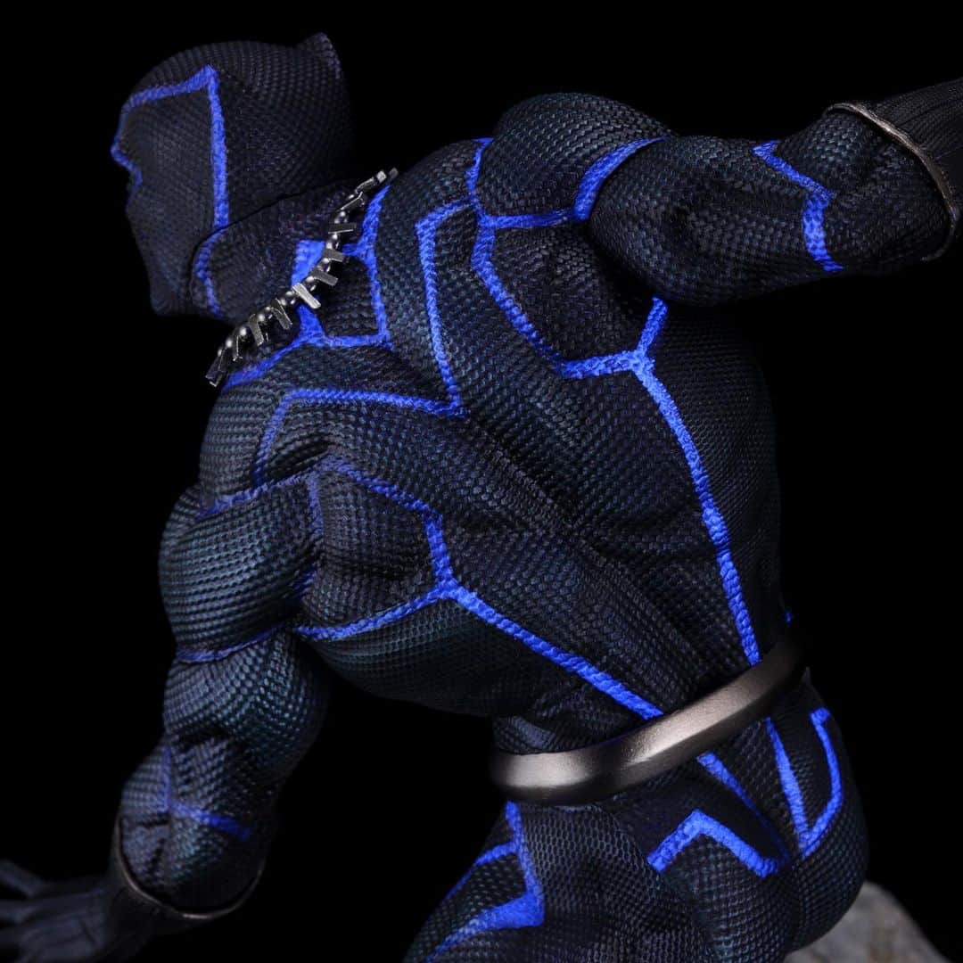 株式会社 壽屋 コトブキヤさんのインスタグラム写真 - (株式会社 壽屋 コトブキヤInstagram)「ARTFX PREMIER Black Panther’s Secret Vibranium Feature Revealed!  The ARTFX PREMIER series which is known for its superb and realistic sculpt and painting, introduces a secret feature in the ARTFX PREMIER Black Panther currently available for pre-orders.  As can be seen in the comic, Avengers #24 (2019), Kotobukiya’s ARTFX PREMIER Black Panther can be displayed in your collection with the newly upgraded suit that was created to fight against Cosmic Ghost Rider. To reveal the Vibranium weave in the suit, display the Black Panther under a blacklight (sold separately). #Kotobukiya #ARTFX #Marvel #BlackPantherMarvel」10月29日 5時50分 - kotobukiya_official