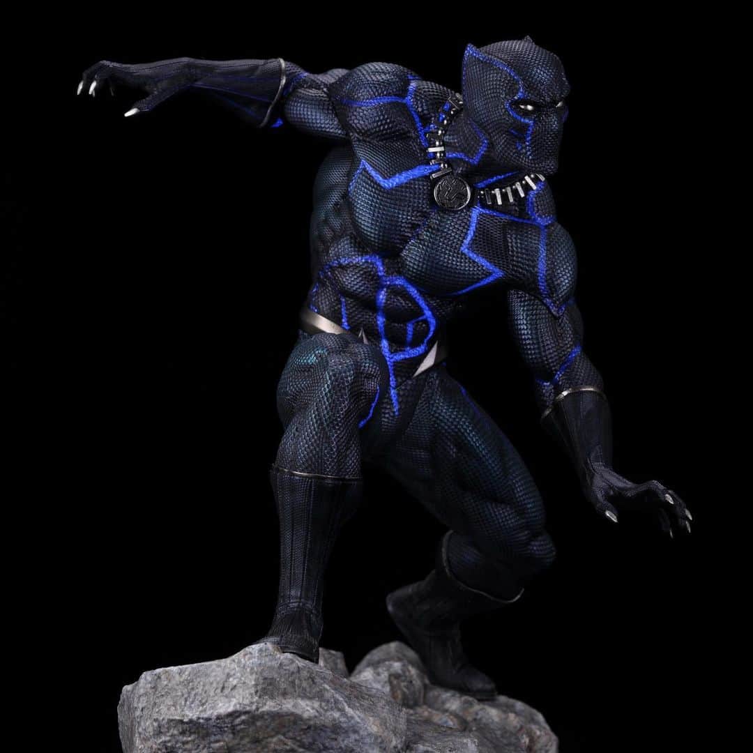 株式会社 壽屋 コトブキヤさんのインスタグラム写真 - (株式会社 壽屋 コトブキヤInstagram)「ARTFX PREMIER Black Panther’s Secret Vibranium Feature Revealed!  The ARTFX PREMIER series which is known for its superb and realistic sculpt and painting, introduces a secret feature in the ARTFX PREMIER Black Panther currently available for pre-orders.  As can be seen in the comic, Avengers #24 (2019), Kotobukiya’s ARTFX PREMIER Black Panther can be displayed in your collection with the newly upgraded suit that was created to fight against Cosmic Ghost Rider. To reveal the Vibranium weave in the suit, display the Black Panther under a blacklight (sold separately). #Kotobukiya #ARTFX #Marvel #BlackPantherMarvel」10月29日 5時50分 - kotobukiya_official