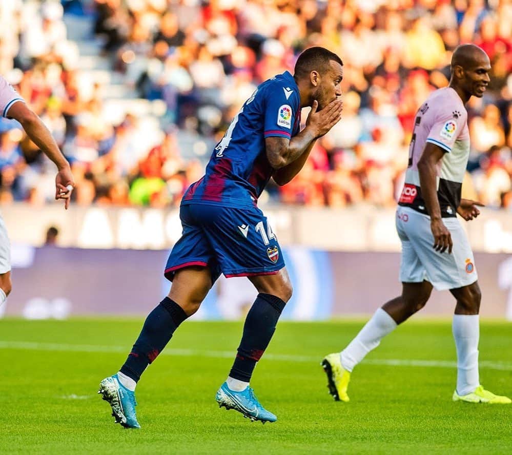 ルベン・ヴェソのインスタグラム：「No fue el resultado que queríamos y buscábamos, pero toca levantarse y pensar ya en el partido del miércoles! Vamos @levanteud 🐸💪🏽」