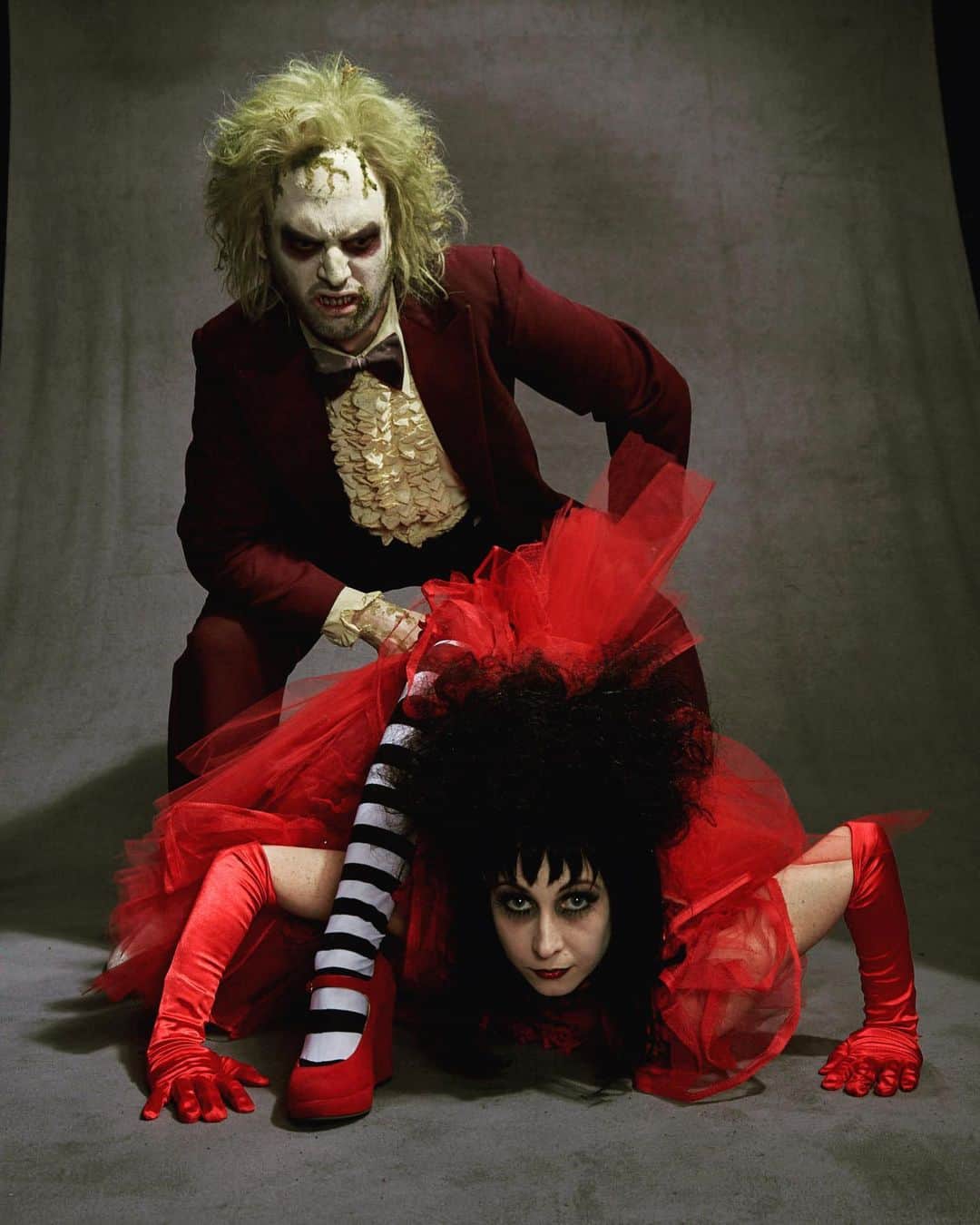 ボニー・モーガンのインスタグラム：「Monday Monster Mashup!! That time Lydia went Samara, spider crawled and freaked out Beetlejuice at Monsterpalooza for Ve Neil and Steve LePorte’s celebration of the 30 year anniversary of Beetlejuice!! Makeup by the legendary @therealve and @stevelaporte_facemaker with @dustin.ehrlich @monsterpaloozaofficial dress by @blacklotusclothing #aintlifegrand #adventuresofbendybonnie #mondaymonstermashup #shenanigans #beetlejuice #lydiadeetz #samara #spidercrawl #stripes #monsterpalooza #themostwonderfultimeoftheyear #veneill #stevelaportefacemaker #dustinehrlich #blacklotusclothing #bendybonnie」