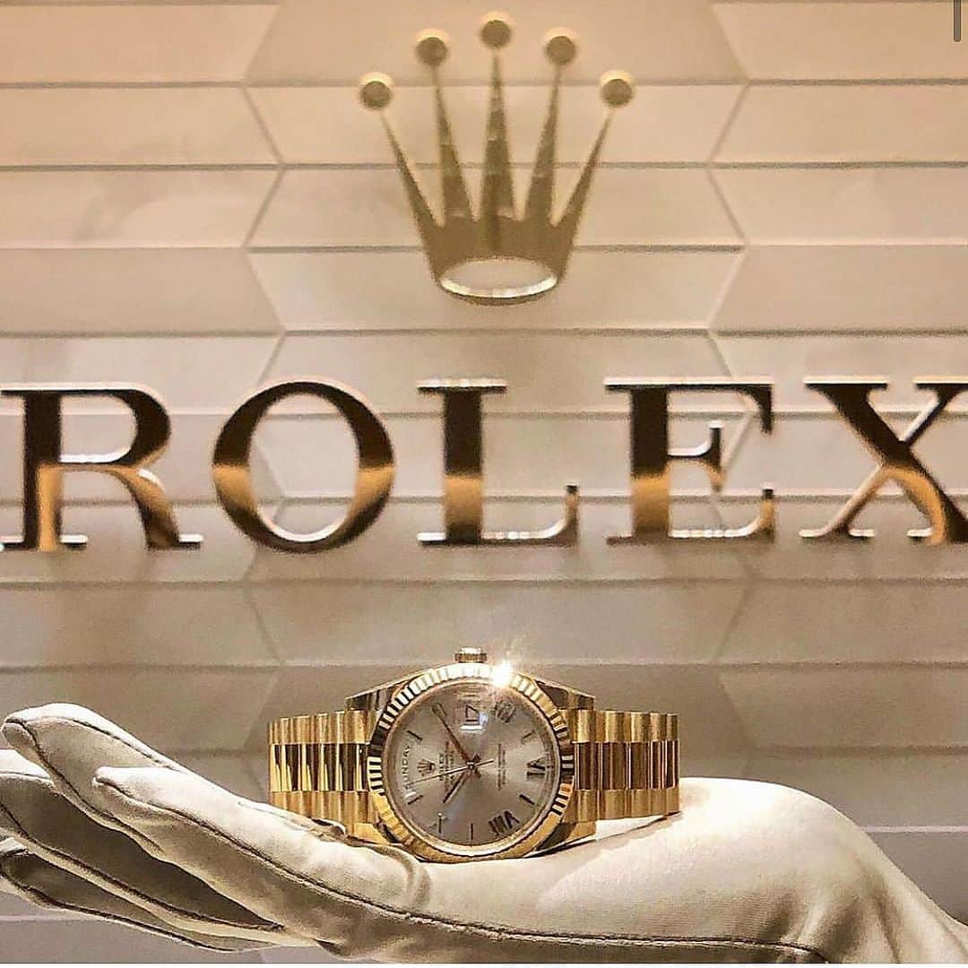 Daily Watchさんのインスタグラム写真 - (Daily WatchInstagram)「Rolex 👑 Holding the presidential Day-Date 40 Ref 228238. Photo by @watchshow_rolex_israel」10月29日 6時26分 - dailywatch