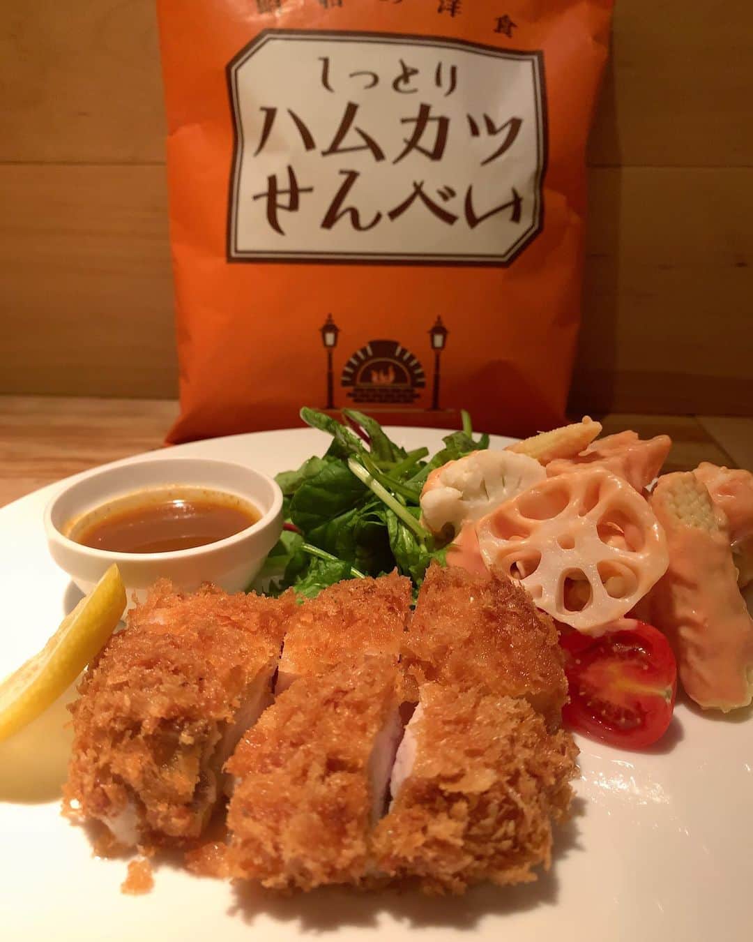 mori_no_tsukueさんのインスタグラム写真 - (mori_no_tsukueInstagram)「第５回「恵比寿の料理人が考えるヱビスビールに合う逸品グランプリ2019」いよいよweb投票締め切り迫る〜10月31日木曜まで。森の机の逸品は“ハムカツの域を超えた絶品の厚切りハムカツ” 無添加の厚切り自家製ももハムを十勝のラクレットチーズに挟みパン粉をつけカラッと揚げています。  昭和のノスタルジーを感じる“ハムカツ”実はハムカツの発祥は横浜説、九州説、名古屋説、広島説と諸説ありルーツは不明です。トンカツはフランス語の「cotelette（コートレット＝仔牛・羊・豚の骨付き肉のこと）」から変化していったもの。日本にカツレツが入ったのは、近世末から明治初期と言われ福沢諭吉の「華英通語」には「cutlet（吉列）」と記載されおり、英語読みで＝カットレット、日本では豚（とん）のカットレットでトンカツに。明治の銀座の洋食店で誕生したポークカツレツから〜昭和の油で揚げるトンカツへと変遷し今のトンカツのスタイルに。今では外国人にも「 katsu 」という日本語で理解してもらえるようになりました。  #森の机 #恵比寿森の机 #恵比寿の料理人が考えるヱビスビールに合う逸品グランプリ2019 #逸品グランプリ #恵比寿逸品グランプリ  #ebisugp2019 #morinotsukue #ebisugourmet #恵比寿グルメ #恵比寿レストラン  #恵比寿南  #エビスビール #ハムカツ #厚切りハムカツ」10月29日 6時41分 - mori_no_tsukue