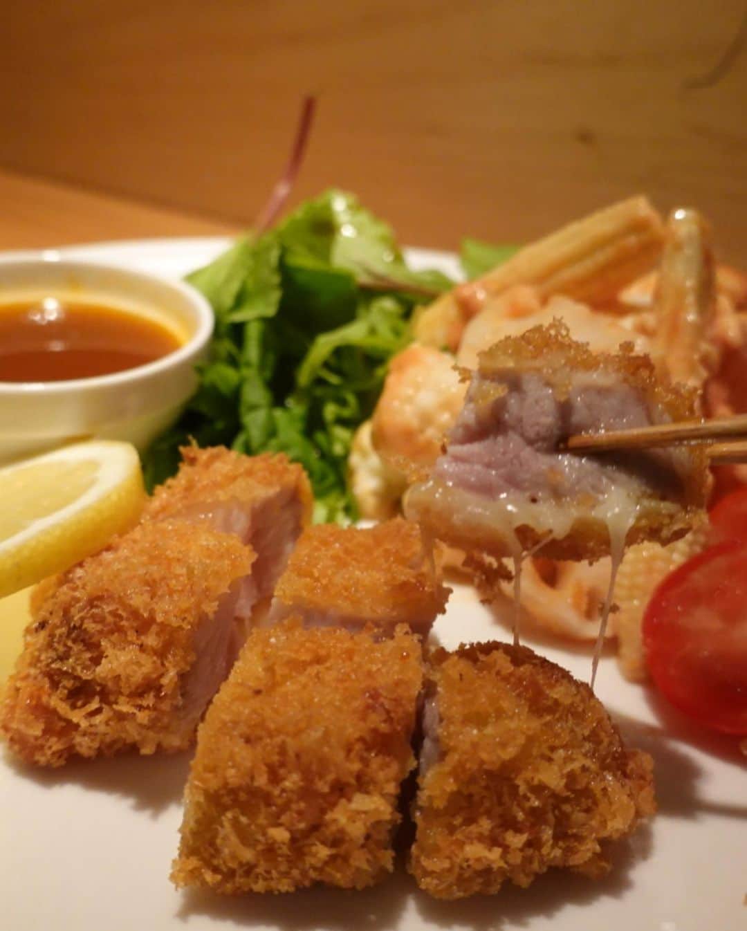 mori_no_tsukueさんのインスタグラム写真 - (mori_no_tsukueInstagram)「第５回「恵比寿の料理人が考えるヱビスビールに合う逸品グランプリ2019」いよいよweb投票締め切り迫る〜10月31日木曜まで。森の机の逸品は“ハムカツの域を超えた絶品の厚切りハムカツ” 無添加の厚切り自家製ももハムを十勝のラクレットチーズに挟みパン粉をつけカラッと揚げています。  昭和のノスタルジーを感じる“ハムカツ”実はハムカツの発祥は横浜説、九州説、名古屋説、広島説と諸説ありルーツは不明です。トンカツはフランス語の「cotelette（コートレット＝仔牛・羊・豚の骨付き肉のこと）」から変化していったもの。日本にカツレツが入ったのは、近世末から明治初期と言われ福沢諭吉の「華英通語」には「cutlet（吉列）」と記載されおり、英語読みで＝カットレット、日本では豚（とん）のカットレットでトンカツに。明治の銀座の洋食店で誕生したポークカツレツから〜昭和の油で揚げるトンカツへと変遷し今のトンカツのスタイルに。今では外国人にも「 katsu 」という日本語で理解してもらえるようになりました。  #森の机 #恵比寿森の机 #恵比寿の料理人が考えるヱビスビールに合う逸品グランプリ2019 #逸品グランプリ #恵比寿逸品グランプリ  #ebisugp2019 #morinotsukue #ebisugourmet #恵比寿グルメ #恵比寿レストラン  #恵比寿南  #エビスビール #ハムカツ #厚切りハムカツ」10月29日 6時41分 - mori_no_tsukue