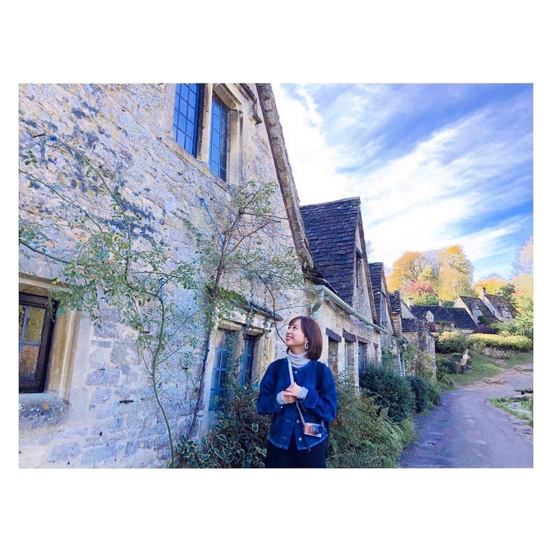 木村愛里さんのインスタグラム写真 - (木村愛里Instagram)「⋆ 絵の中に入ったみたい。 憧れのコッツウォルズ。 写真はbiburyです。 ㅤㅤㅤㅤㅤㅤㅤㅤㅤㅤㅤㅤㅤ  イギリスも紅葉してます🍁 ㅤㅤㅤㅤㅤㅤㅤㅤㅤㅤㅤㅤㅤ 私が感じるのは ロンドンは東京のような気候。 雪も積もらないし空気感も東京に似ています。 つーんとした空気の冷たさがある。 ㅤㅤㅤㅤㅤㅤㅤㅤㅤㅤㅤㅤㅤ ロンドンより北や西の方に行くと北海道を感じます。 (南と東に行ったことがない←) つーんとした中にマイルドな空気の冷たさがあって澄んでる感じ。 ㅤㅤㅤㅤㅤㅤㅤㅤㅤㅤㅤㅤㅤ ロンドンも好きだけど 郊外の魅力を とても感じています。 住んでみなきゃわからなかった事だなぁ。 ロンドンで住みたいなぁ！ と思うところは、やはりとてもexpensive💷笑 ㅤㅤㅤㅤㅤㅤㅤㅤㅤㅤㅤㅤㅤ 好きなところに住んで良いよ！と言われたら ケンジントンかなぁ！← やはりゴミなどもなく綺麗だし 住んでる人も落ち着いていて高級感を感じます。 夜に女性が1人で歩いていても安心だとか。 (本当はわからないけどね) でも、やはり宮殿もある場所だから 雰囲気は他と違う感じがします。 ㅤㅤㅤㅤㅤㅤㅤㅤㅤㅤㅤㅤㅤ でも1人で住むはあり得ないから (家族と離れたくない←) 夢のまた夢の話でした🤣 ㅤㅤㅤㅤㅤㅤㅤㅤㅤㅤㅤㅤㅤ やっぱり日本はすごい国だなって毎日感じています。 日本、北海道、札幌、大好き！！ 身をもって感じられただけでも来た意味があったかな。 ㅤㅤㅤㅤㅤㅤㅤㅤㅤㅤㅤㅤㅤ ㅤㅤㅤㅤㅤㅤㅤㅤㅤㅤㅤㅤㅤ #イギリス #ロンドン #留学 #愛のお暇留学日記🇬🇧 ㅤㅤㅤㅤ #コッツウォルズ #バイブリー #素敵な街 #uk #london #cotswolds #bibury ❤️」10月29日 6時43分 - airi_official