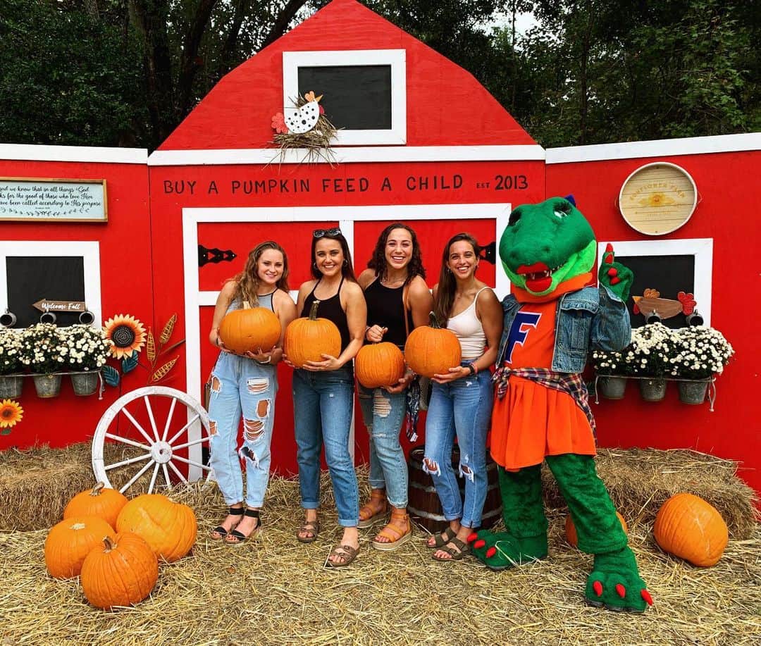 アメリア・ハンドレイのインスタグラム：「Even Alberta wanted in on the fall festivities 🎃💙」