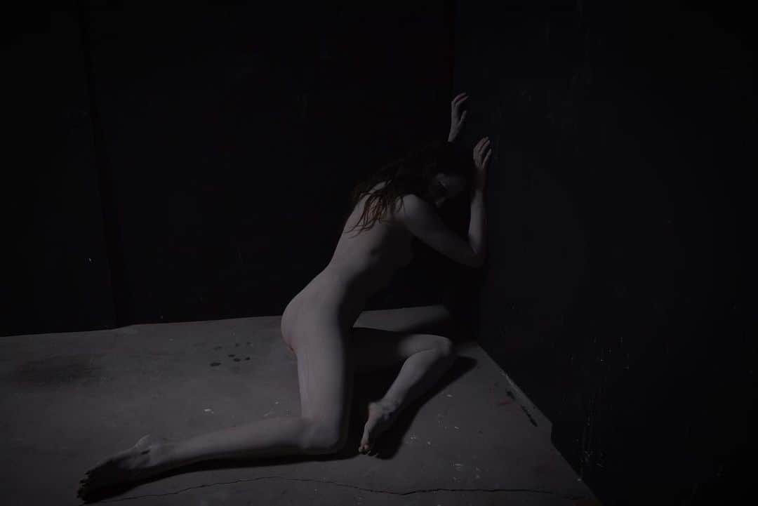 ジェナ・ヘイズのインスタグラム：「... in the dark... • photography by @jamesmountfordstudio • || a teaser from an upcoming limited edition release • done in collaboration ||」