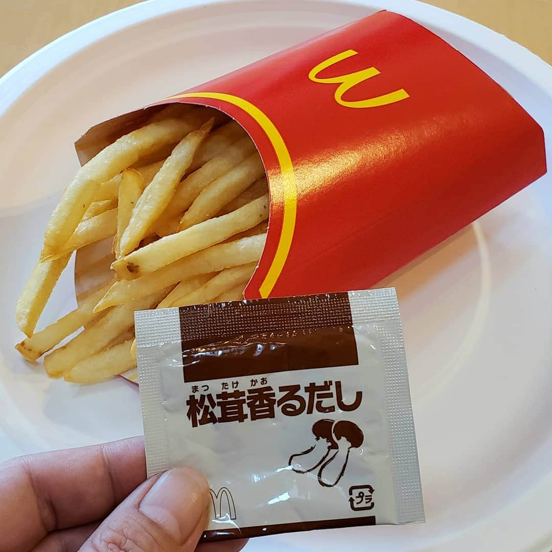 布川敏和さんのインスタグラム写真 - (布川敏和Instagram)「🍟マックポテトを松茸味にしてみた～😄 . #mcdonalds #マクドナルド #マック #マクド #マックポテト #松茸 #フレーバー」10月29日 12時38分 - fukawatoshikazu