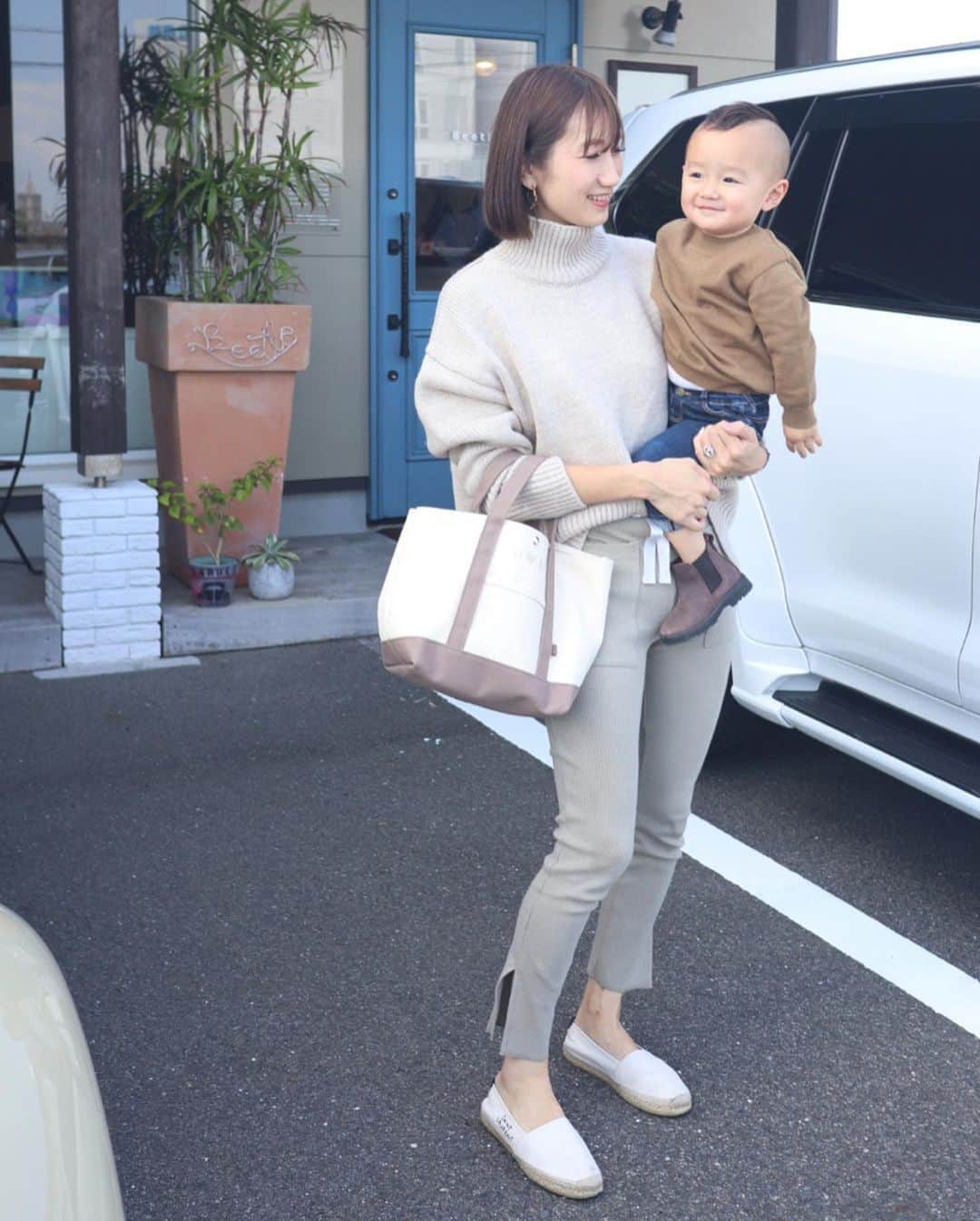 あすかさんのインスタグラム写真 - (あすかInstagram)「ㅤㅤ  ㅤ  mama ㅤ knit ： @adametrope pt：  @re_gleam bag： @lusters_canvas shoes： @ysl ㅤ ㅤ boy ㅤ knit ： @wooumilk pt&boots： @zara  ㅤ ㅤ  ㅤ 久しぶりの2人の時間👦🏻 すご-く甘えん坊でした💕 次男が産まれかなりパパっ子になって 嬉しい反面寂しかったのでママママ〜で ちょっとホッとしました♥まだまだ2歳で 甘えたいのに沢山我慢させて、あんちゃん あんちゃん(やまちゃん笑)としっかり お兄ちゃんしていて本当に頼もしいです😢  ㅤㅤ ㅤ  ㅤ 産後抜け毛の為早めに前髪✄カット。 シ-スル-バングですがあげれる長さに！ 帰るだけなのでブロ-のみのノ-セット👩🏼 ㅤㅤ 本当は、ほ-ちゃんコボちゃんみたいな 髪型したいんですが量少なく前髪が 全然伸びないので両サイド刈り上げ👶🏽 えりかさんいつもありがとうございます❤️ ㅤ  ㅤㅤㅤ  ㅤ  #coordinate#locari#mamagirl#adametrope#今日の服#コーディネート#カジュアル#シンプル#プチプラコーデ#お洒落さんと繋がりたい#キッズヘア#切りっぱなしボブ#シースルーバング#ツーブロック#2歳#新米ママ#男の子ママ#ママコーデ#ママファッション#2歳差育児#兄弟ママ ㅤ ㅤㅤ」10月29日 7時18分 - ask_____10