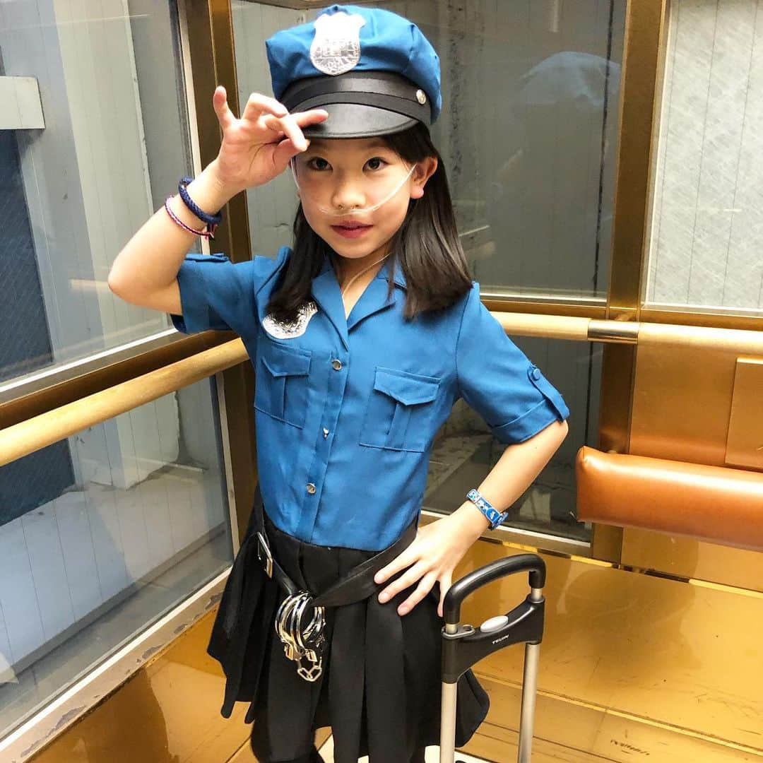 yukiさんのインスタグラム写真 - (yukiInstagram)「おはようございます。  英会話でのハロウィンイベント🎃 今年はコスチュームを準備してなくて 昨年の使い回し…  革ジャンにCOP(警官)なんて you、最強だよ👮🏻‍♀️ #ハロウィン #halloween  #革ジャン反抗期  #cop #milka」10月29日 7時43分 - milkayuki