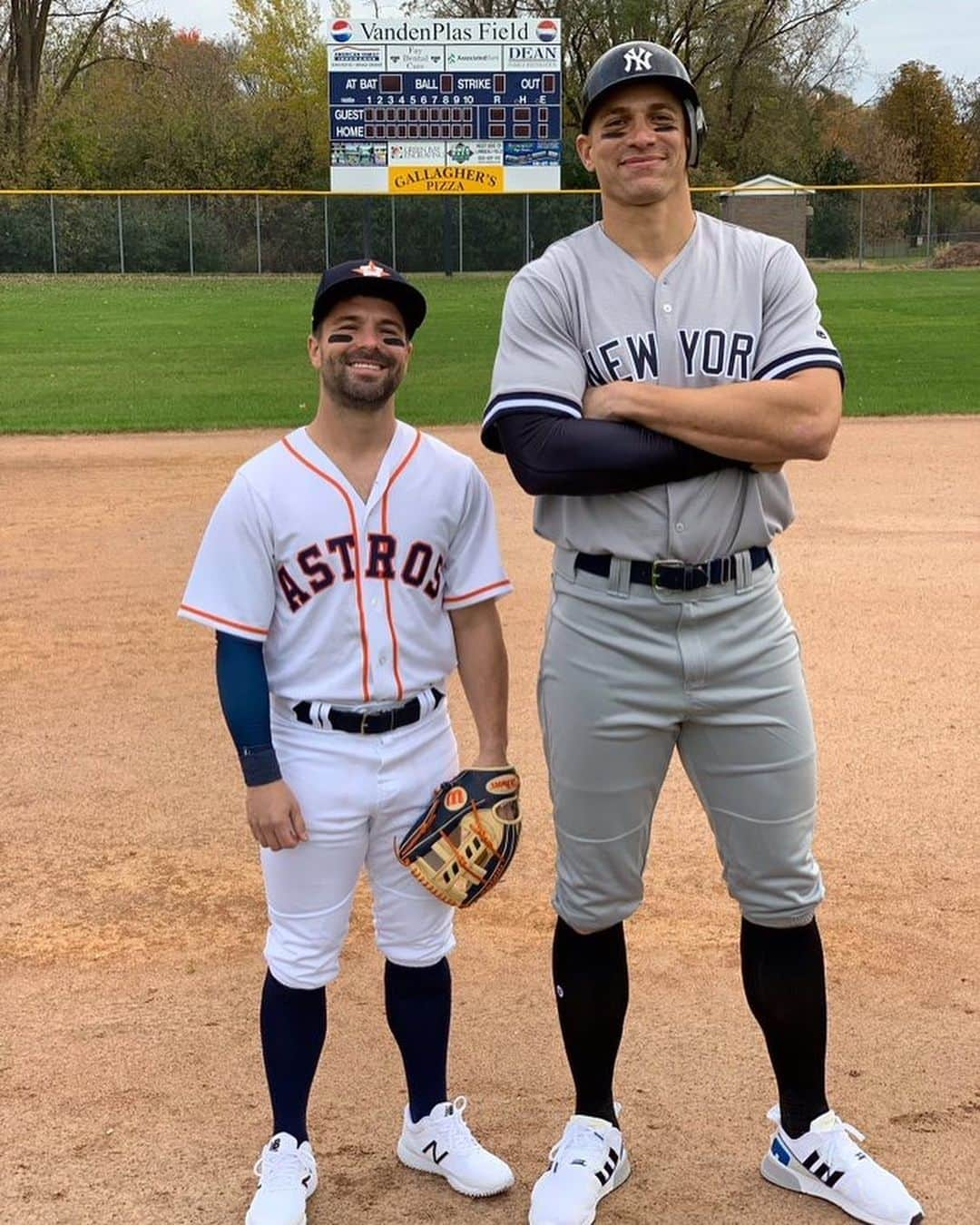 MLBさんのインスタグラム写真 - (MLBInstagram)「@packers TE, Jimmy Graham, is coming for costume of the year ... You be the judge. 😂 📸: @thejimmygraham」10月29日 7時54分 - mlb