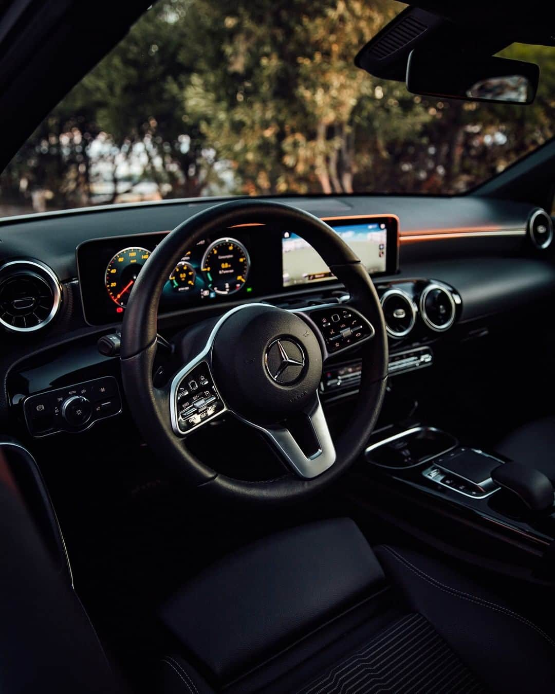 メルセデス・ベンツさんのインスタグラム写真 - (メルセデス・ベンツInstagram)「Learning about what you do is what the new Mercedes-Benz A-Class does best. With features like MBUX, smartphone integration, assistance technology and safety – the new A-Class has a lot to offer.  #MercedesBenz #AClass #HeyMercedes #MBCar #InstaCar #MBUX 📸 @christopherbusch for #MBsocialcar」10月29日 7時55分 - mercedesbenz