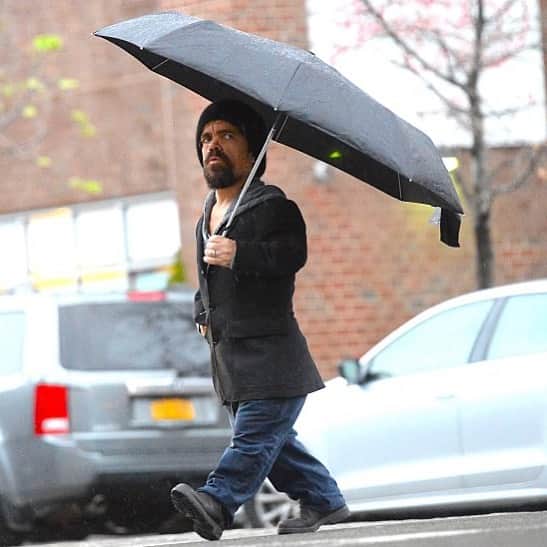 ピーター・ディンクレイジのインスタグラム：「☂️」