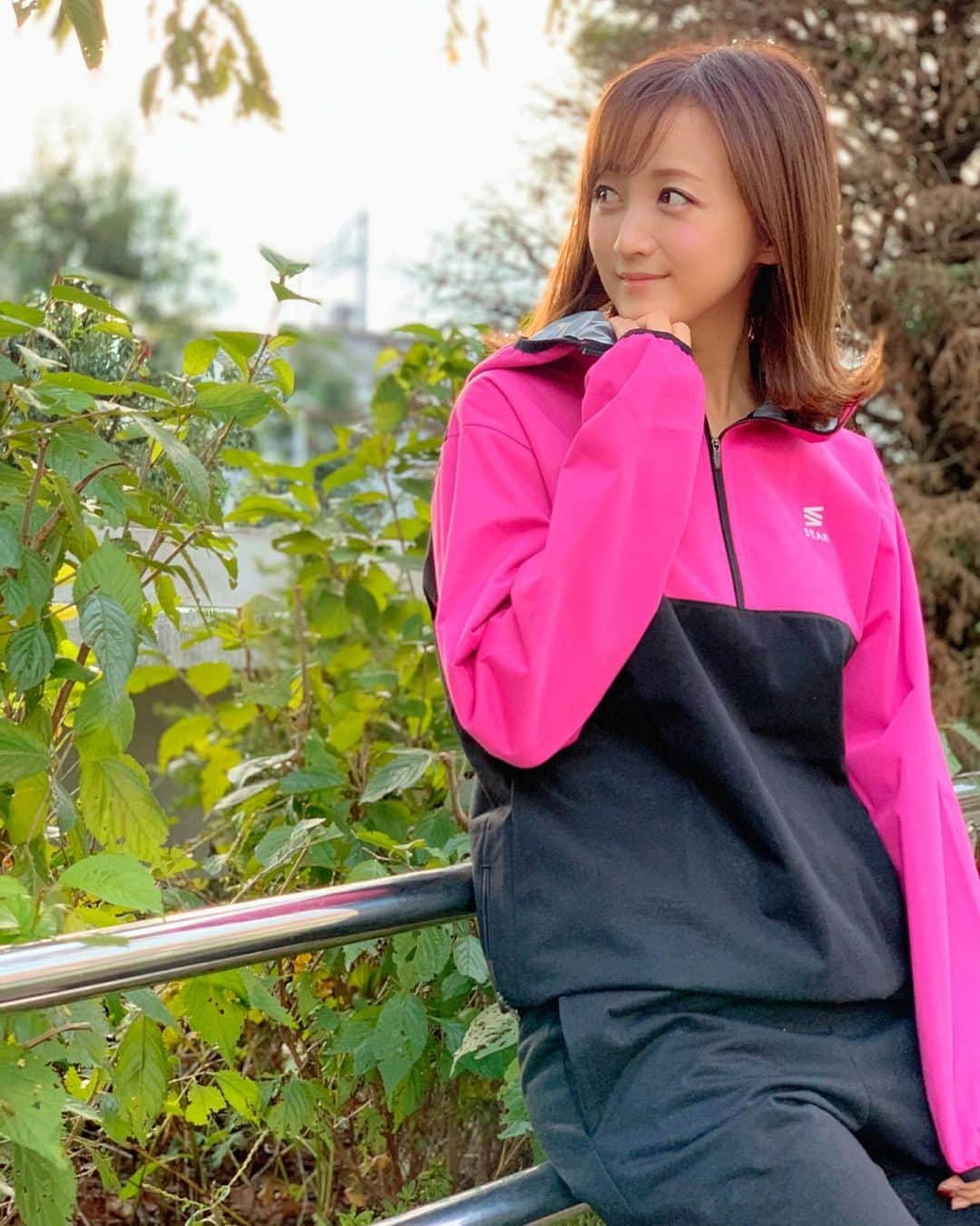 小松彩夏さんのインスタグラム写真 - (小松彩夏Instagram)「スポーツの秋🏉⚽️‼️✨﻿ ということで最近またランニングにハマってます🏃‍♀️﻿ ﻿ なかなか汗をかきずらいこの季節は﻿ stanのサウナスーツを着用⭐️﻿ ﻿ 一見サウナスーツにみえないデザインとピンクのカラーがお気に入り💕﻿ ﻿ 超軽量ストレッチ素材を使用しているので、ストレスなく走れます🏃‍♀️✨﻿ ﻿ サウナスーツの詳細や商品の購入は @stan.official.shop 公式アカウントのプロフィール内のURLからチェックしてみてね😉﻿ ﻿ 汗をかくって本当に気持ちがいい😊✨﻿ ﻿ フルマラソンを走ってからだいぶ間が空いてしまっているけど、またマラソン大会にも挑戦したいなぁ🏃‍♀️﻿ ﻿ 皆さんもスポーツの秋楽しんでくださいね🍁﻿ ﻿ ﻿ #PR #汗だく #新陳代謝 #爆汗 #発汗 #デトックス効果 #サウナスーツ #サウナスーツ着用 #ランニング #ランナー #走る人 #running #run #ウェア #トレーニング #ジム #ワークアウト #筋トレ #こまっする」10月29日 7時59分 - official_ayaka_502