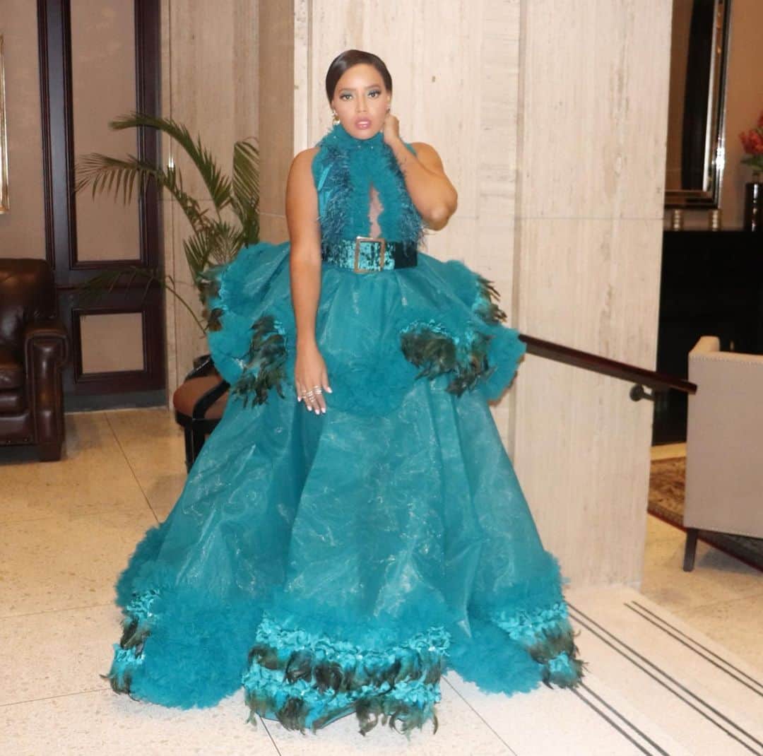 Angela Simmonsさんのインスタグラム写真 - (Angela SimmonsInstagram)「Angel Ball 💙 Hairstylist: @tb_hairstylist  Mua: @therealcmichael  Hair : @dhairboutique  Stylist: @iamhdiddy  Gown: @donamatoshiofficial Jewels: @laruicci Bag: @gedebe」10月29日 8時06分 - angelasimmons