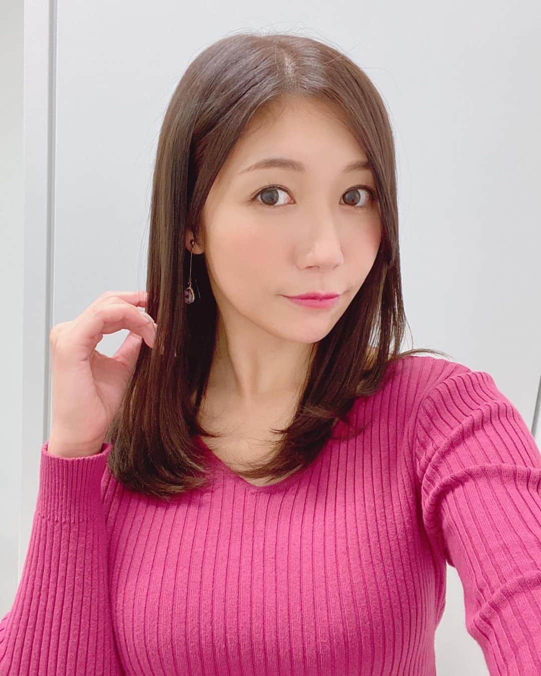 穂川果音さんのインスタグラム写真 - (穂川果音Instagram)「<hair style> ナチュラルにストレートヘア  ちなみに、ヘアカラー変えました♪アプリのフィルターで明るく見えるけど、久々にトーンを8〜9に。 アベプラのスタッフさんにも、どうしたのー？って驚かれたよ〜 たしかに、結構暗めなのは久しぶりだしなぁ（╹◡╹）♪新鮮！  #アベプラ #abematv  #weather #weatherforecast #気象予報士 #穂川果音 #instastyle #instahair  #ヘアアレンジ #巻き髪 #hair #hairstyle #hairarrange #ほかのん #hairstyles #イヤリング #hairstyling #おしゃれ #ストレートヘア #ヘアカラー #ダウンスタイル #ゆる巻き #外はね #ワンカール」10月29日 8時11分 - hokawakanonn