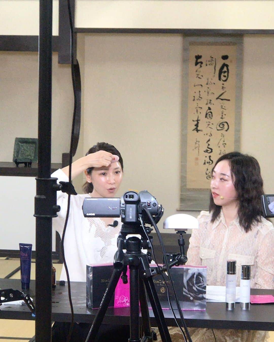 水谷雅子さんのインスタグラム写真 - (水谷雅子Instagram)「昨日は東京でした。🚅 夕方からアリババの生ライブ 「不老仙妻の不老秘訣」で出演しました。 番組ではメイクの落とし方から美容オイルを塗ってカッサで簡単な流し方を紹介し、最後はポイントメイクで完成💄 視聴者の皆さんの質問にお答えしながらの紹介でした。 最後まで仕上げられるかハラハラドキドキ！ あっという間の25分間でした。 #中国#アリババ番組#出演#生ライブ #美容#美容紹介#肌のお手入れ#クレンジング #メイク#かっさ #カッサマッサージ#美容オイル#ポイントメイク#5分メイク#美は一日にしてならず #日々のお手入れ #水谷雅子#水谷雅子beautybook50の私」10月29日 8時21分 - mizutanimasako
