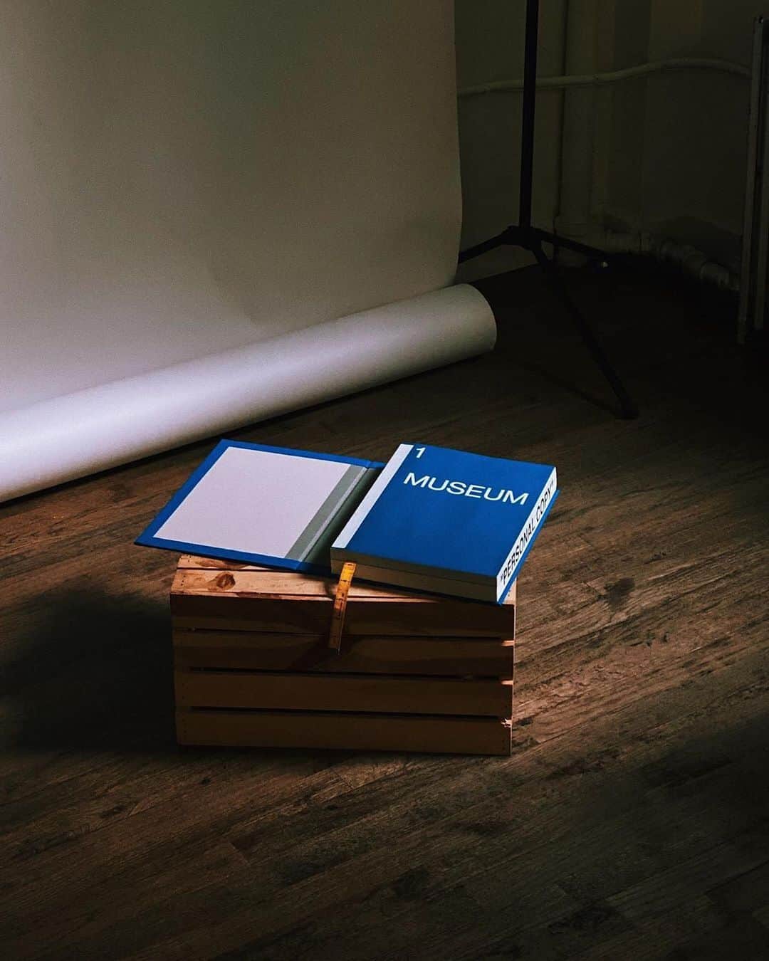 HYPEBEASTさんのインスタグラム写真 - (HYPEBEASTInstagram)「@hypebeastart: @virgilabloh‘s 496-page retrospective book 'Figures of Speech' is being released as a special edition beginning October 29. 'Figures of Speech' includes 1,932 images and a selection of essays which discuss a wide range of topics from race, contemporary art history, streetwear and more. Hit the link in bio for full details.⁠⠀ Photos: Keith Estiler/HYPEBEAST」10月29日 8時18分 - hypebeast