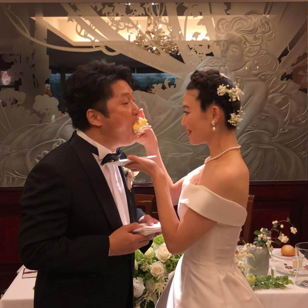 桐山マキさんのインスタグラム写真 - (桐山マキInstagram)「. . . ❤︎Happy Wedding❤︎ Wedding wishes for both of you❤︎❤︎❤︎ . . . 先日は 我らのTakeちゃんの 笑いあり涙ありの ステキな結婚式でした。  ２枚目 team Takeちゃん 集合写真は それはそれは、 個性と才能溢れる女性ばかりなのですが、 一部 女性の皮を着た おっさんズが 混じっているらしいので 真の女性像のお嫁さんを見習い 脱おっさんで 頑張りたいと思います❤︎ . . . 末長くお幸せに❤︎❤︎❤︎ . . . #happywedding  #iwish #both #happiness  #forever #love #couple #真の女性像 #あさみちゃん #見習います #脱おっさんず #みちかさんからのご指摘 #マキもおっさんズ #ドラマのおっさんずらぶは好き #ご愛嬌 #笑いあり涙あり #素晴らしいお式でした #末長くお幸せに #👰 #🤵」10月29日 8時18分 - maki_kiriyama