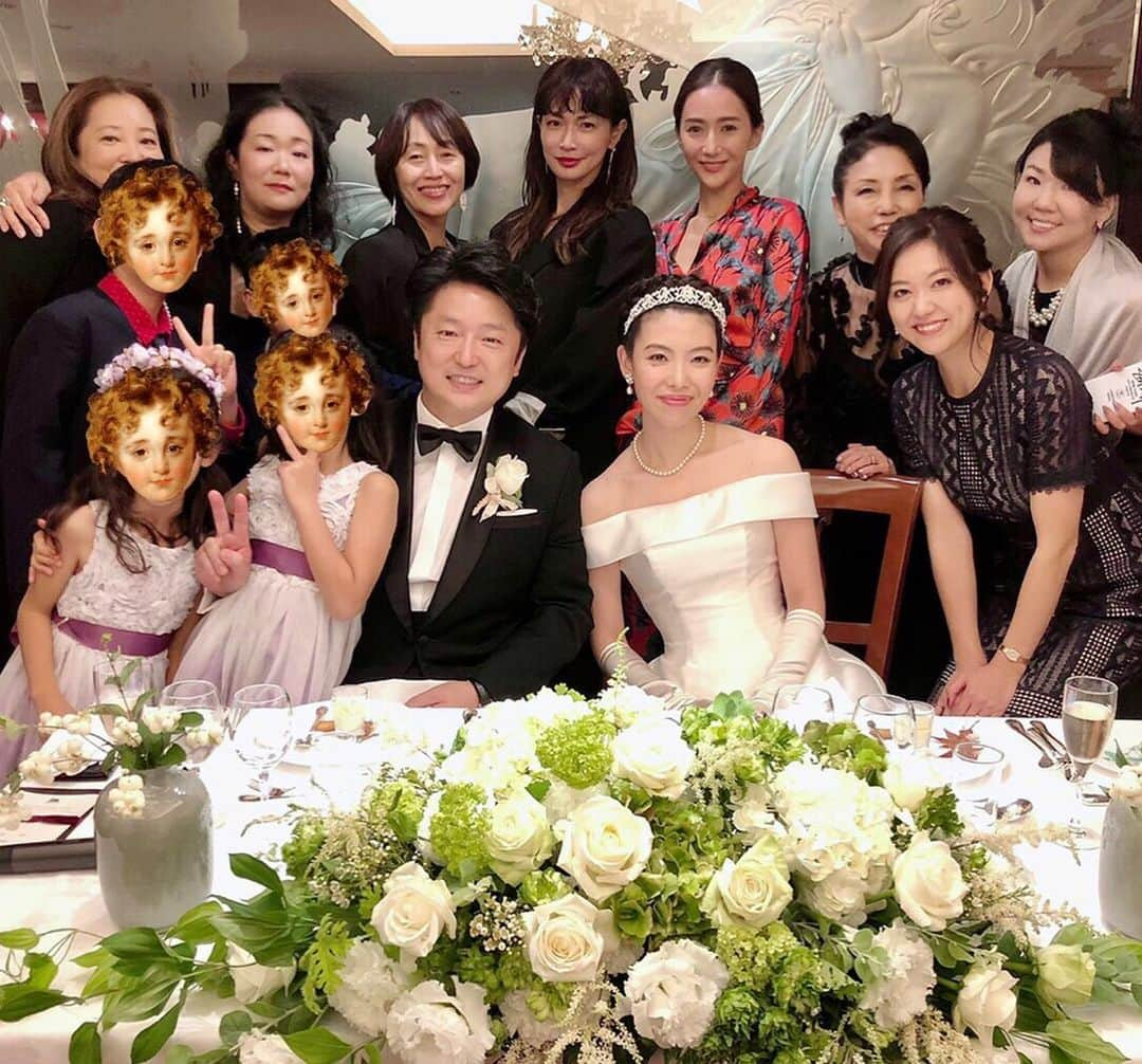 桐山マキさんのインスタグラム写真 - (桐山マキInstagram)「. . . ❤︎Happy Wedding❤︎ Wedding wishes for both of you❤︎❤︎❤︎ . . . 先日は 我らのTakeちゃんの 笑いあり涙ありの ステキな結婚式でした。  ２枚目 team Takeちゃん 集合写真は それはそれは、 個性と才能溢れる女性ばかりなのですが、 一部 女性の皮を着た おっさんズが 混じっているらしいので 真の女性像のお嫁さんを見習い 脱おっさんで 頑張りたいと思います❤︎ . . . 末長くお幸せに❤︎❤︎❤︎ . . . #happywedding  #iwish #both #happiness  #forever #love #couple #真の女性像 #あさみちゃん #見習います #脱おっさんず #みちかさんからのご指摘 #マキもおっさんズ #ドラマのおっさんずらぶは好き #ご愛嬌 #笑いあり涙あり #素晴らしいお式でした #末長くお幸せに #👰 #🤵」10月29日 8時18分 - maki_kiriyama