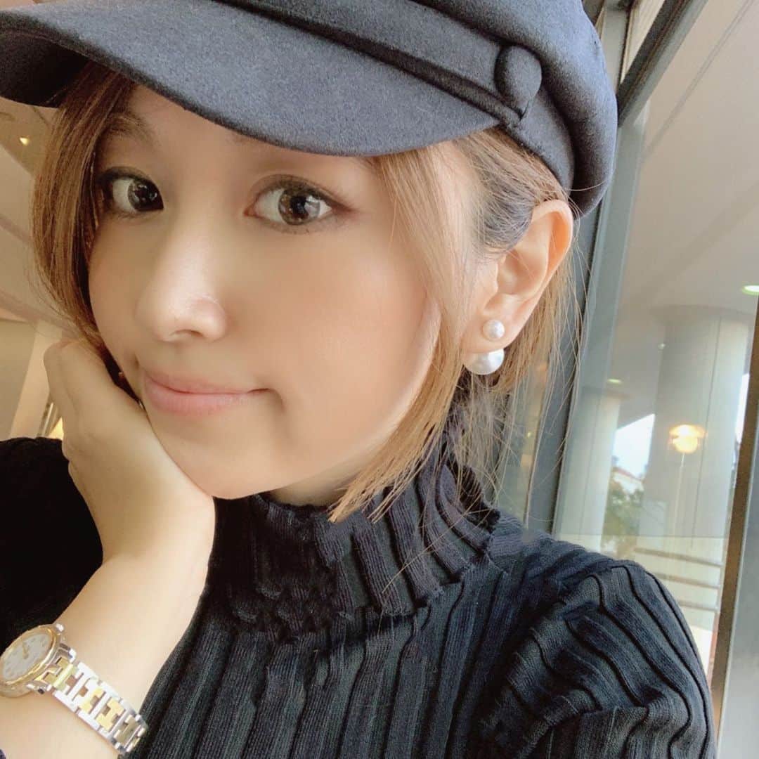 のインスタグラム：「おはようございます。　神戸は今日雨が降ってます☔️﻿ ﻿ 雨降ってると憂鬱になる方も多いと思いますが、、﻿ ﻿ 実は雨の音ってリラックス効果がすごく高いんです😊﻿ ﻿ 理由は雨が降ると空気中のマイナスイオンが増える事と、雨の音の中に含まれる高周波成分。﻿ ﻿ この高周波音には脳をアルファ波（脳がリラックスしてる時に発生する脳波）に導いてくれる効果があるらしい✨﻿ ﻿ ﻿ 確かに雨の音聞いてると落ち着くかも☺️﻿ ﻿ ﻿ ﻿ 写真でつけてるピアスはお友達からのプレゼント🎁﻿ 気に入っててほぼ毎日つけてます😊﻿ ﻿ ﻿ ﻿ #goodmorning #happyday💕」