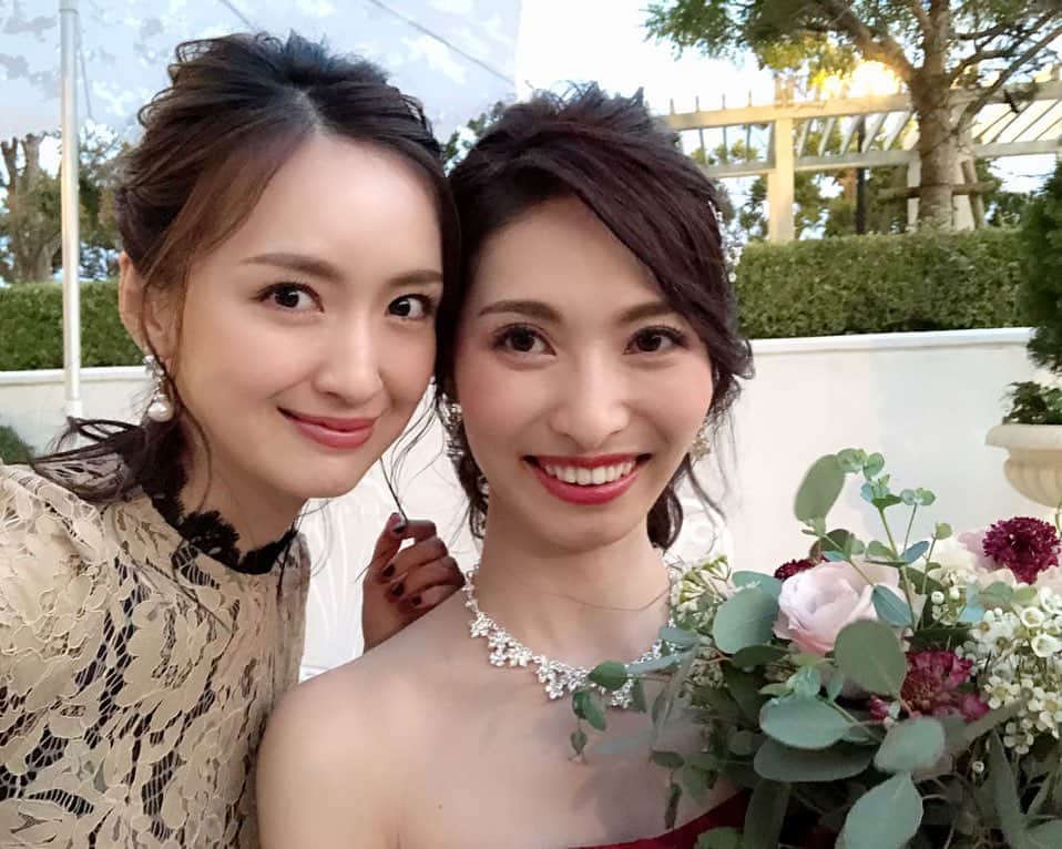 花岡維生のインスタグラム：「Happy wedding♡yuki♡ 大好きなゆきちゃんの結婚式💓 ドレス姿のゆきちゃんがもうそれはそれは美しくて…😭💕 ゆきちゃんのキュートで優しいお人柄が感じられる、笑顔でいっぱいの和やかな式でした♡ 素敵な旦那様なのはもちろん、気さくに話してくださったゆきちゃんのご両親(美男美女で明るくて素敵すぎるお父様とお母様✨)、すっごく優しくてフレンドリーに接してくださったお友達の皆さん、、ゆきちゃんのような素敵な女性のまわりには自然と素敵な方が集まるんだなぁとすごくあたたかい気持ちになりました☺️💕 友達になってくれてありがとう♡そして改めておめでとう😍❤️ @yukichangram_  #happywedding  #weddingparty #wedding #眼福 #結婚式 #ウエディングドレス #お呼ばれヘア #パーティーヘア #美しい #ウエディングドレス #ウエディングヘア #ウエディング」