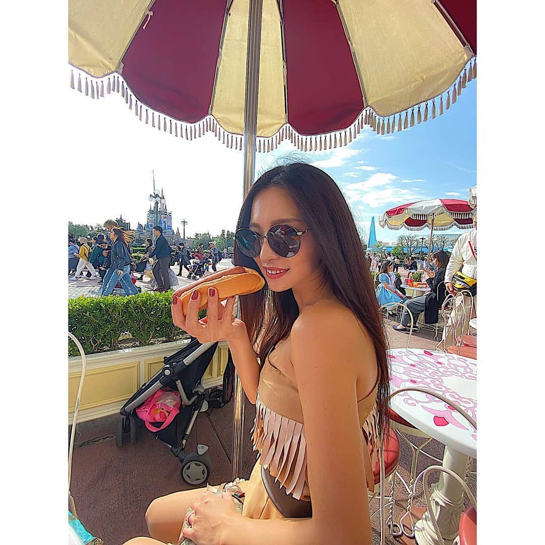 神子島みかさんのインスタグラム写真 - (神子島みかInstagram)「. #奈良県 ではなく#Disneyland 🏰🎠 . 顔緑に塗って #リトルグリーンメン をほんとは やりたかったけどみんなプリンセスや ディジーと可愛いキャラだったので 髪型も肌の色も地で行けるカッコいいプリンセス . #ポカホンタス にしました👩🏾💕 ちなみに私服じゃなくて#コスプレ だよw 腕の赤いタトゥーも行きにペン落としてかけなかったり 届いたお母様からのネックレスもイメージと 違くて付けなかったので私服感は否めないがねw . ポカホンタスって 実在した人で他のプリンセスと違って 愛した人と一緒になって〜っていう話ではなく 自分の意志で道を切り開くお姫様で私は大好きなの . ポカホンタスしらない！ って方多かったのでおすすめです♥️ . . #ootd#fashion#makeup#Japanesegirl#japan#tokyo#mam#dad#kids#fam#instagood#instamood#instalike#instalove#instafollow#followme#instapic#ディズニーランド#ディズニーハロウィン#ディズニーハロウィン仮装#ディズニープリンセス#ポカホンタス仮装　の#アラサーママ#夢の国だから許される#dハロ」10月29日 8時36分 - kagomika