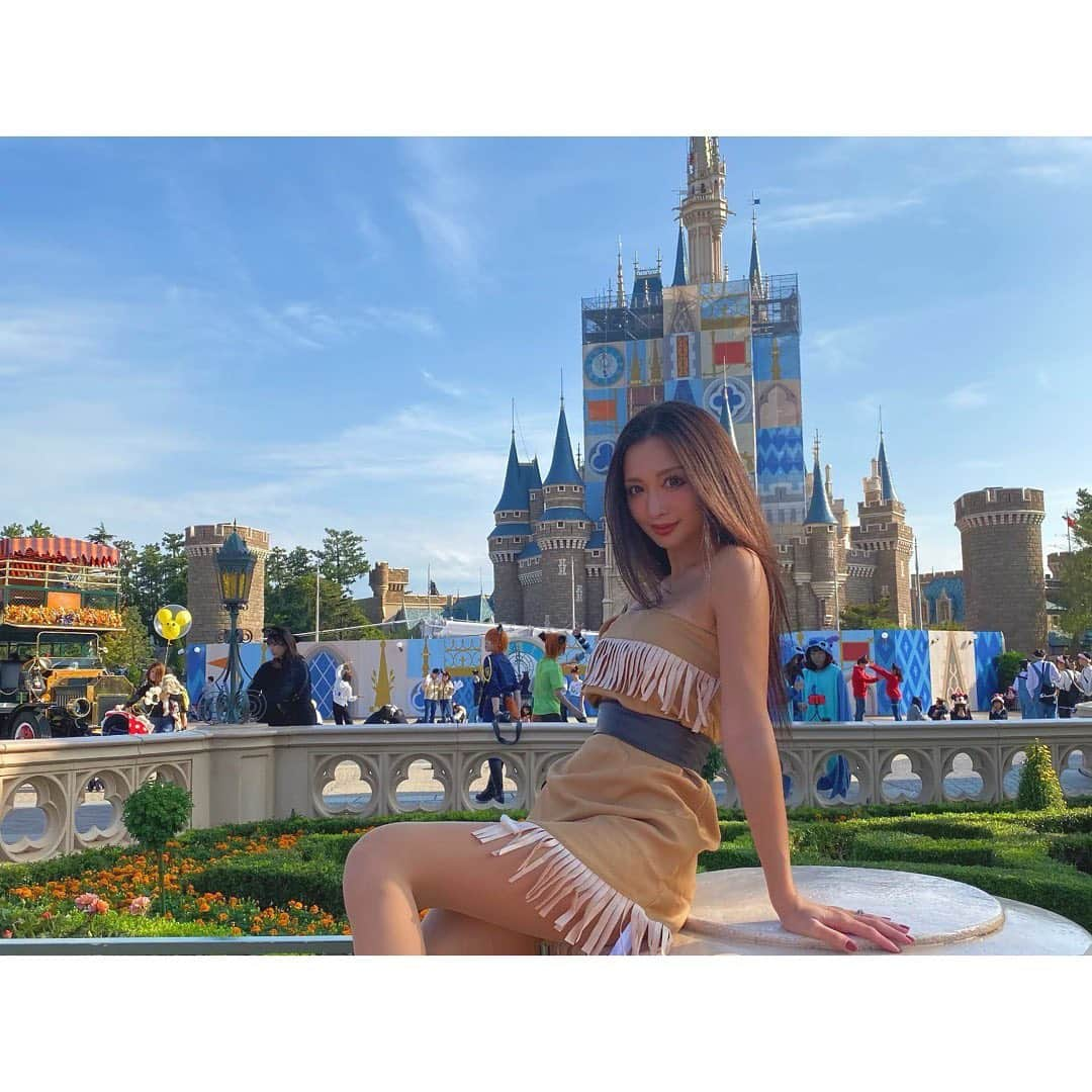 神子島みかさんのインスタグラム写真 - (神子島みかInstagram)「. #奈良県 ではなく#Disneyland 🏰🎠 . 顔緑に塗って #リトルグリーンメン をほんとは やりたかったけどみんなプリンセスや ディジーと可愛いキャラだったので 髪型も肌の色も地で行けるカッコいいプリンセス . #ポカホンタス にしました👩🏾💕 ちなみに私服じゃなくて#コスプレ だよw 腕の赤いタトゥーも行きにペン落としてかけなかったり 届いたお母様からのネックレスもイメージと 違くて付けなかったので私服感は否めないがねw . ポカホンタスって 実在した人で他のプリンセスと違って 愛した人と一緒になって〜っていう話ではなく 自分の意志で道を切り開くお姫様で私は大好きなの . ポカホンタスしらない！ って方多かったのでおすすめです♥️ . . #ootd#fashion#makeup#Japanesegirl#japan#tokyo#mam#dad#kids#fam#instagood#instamood#instalike#instalove#instafollow#followme#instapic#ディズニーランド#ディズニーハロウィン#ディズニーハロウィン仮装#ディズニープリンセス#ポカホンタス仮装　の#アラサーママ#夢の国だから許される#dハロ」10月29日 8時36分 - kagomika