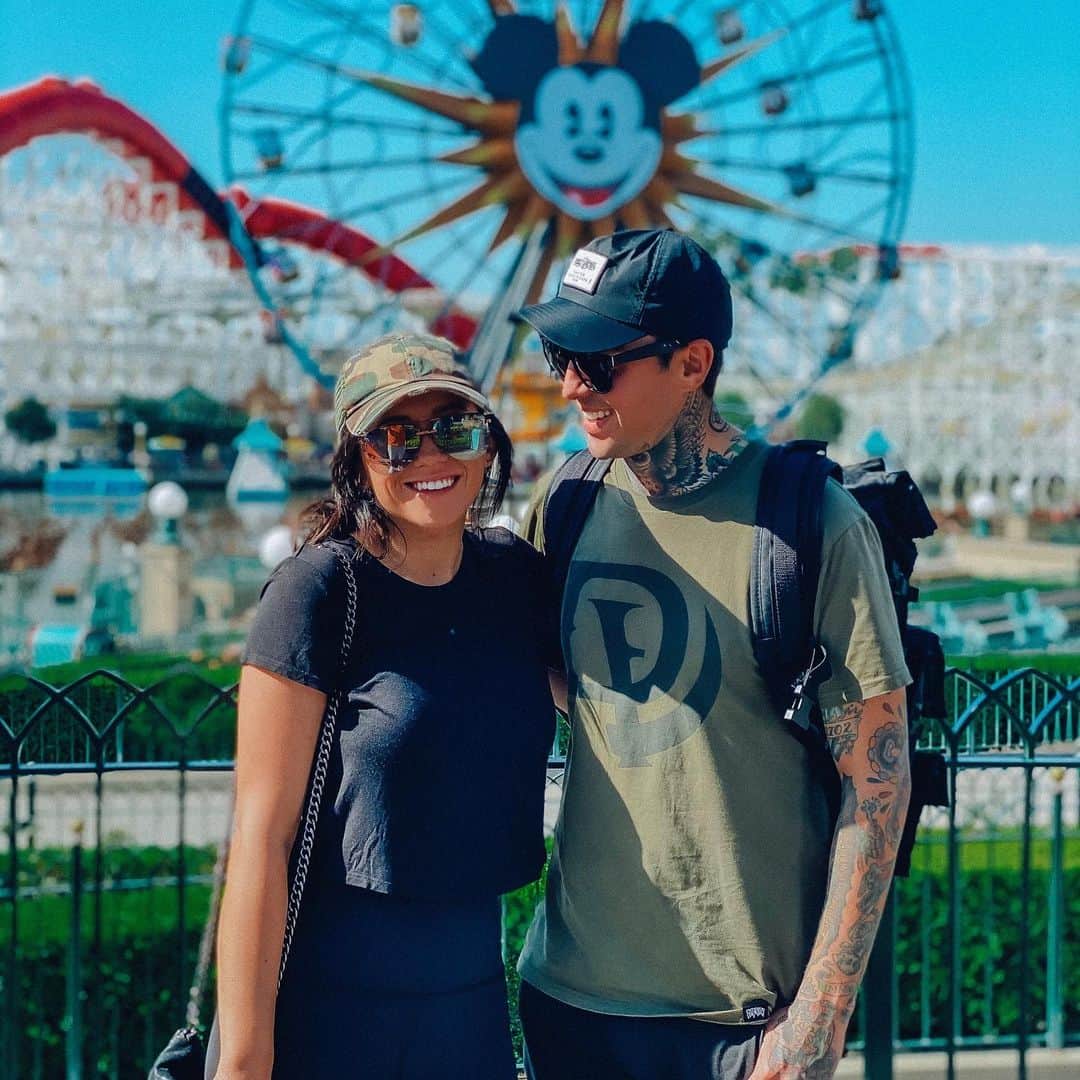 トニー・ペリーのインスタグラム：「Happy birthday @erinaschow!!! Thank you for making me the happiest man alive, even when we’re not at the happiest place on earth. I love you. 😘🥳」