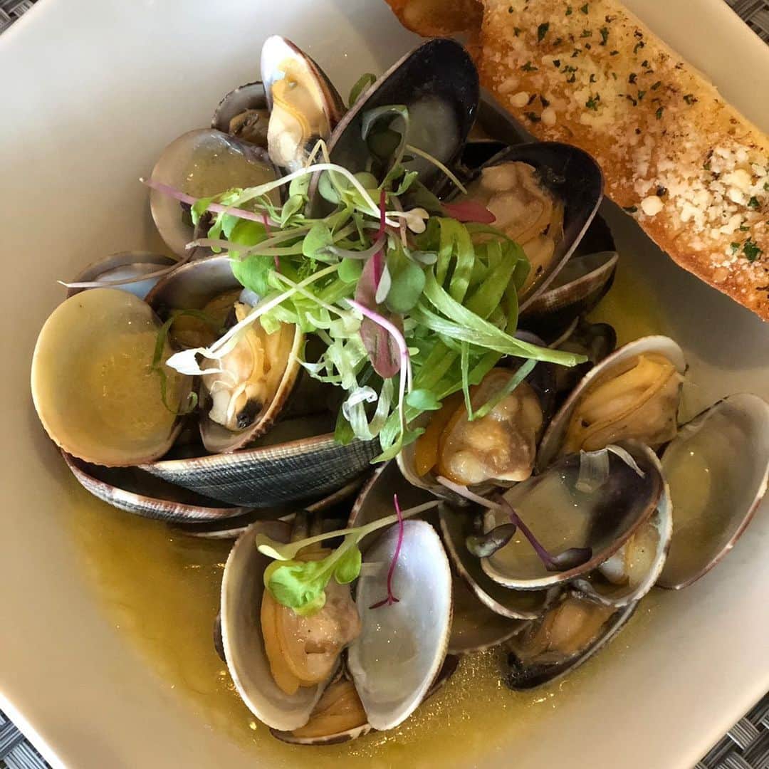 Trump Waikikiさんのインスタグラム写真 - (Trump WaikikiInstagram)「Do you enjoy Manila clams in a savory Mediterranean broth of white wine, garlic and butter? Visit us to experience our new seafood dinner menu at Wai‘olu Ocean Cuisine. #trumpwaikiki #trumpwaikiki10 #waioluoceancuisine #clams #seafood #seafoodrestaurantwaikiki  ガーリック、バターを使い地中海風に仕上げたアサリの白ワイン蒸しをはじめ、数々のシーフードメニューはワイオル・オーシャン・キュイジーヌでお楽しみいただけます。 #トランプワイキキ #ワイオルオーシャンキュイジーヌ #アサリの白ワイン蒸し #シーフード #ハワイでディナー」10月29日 8時52分 - trumpwaikiki