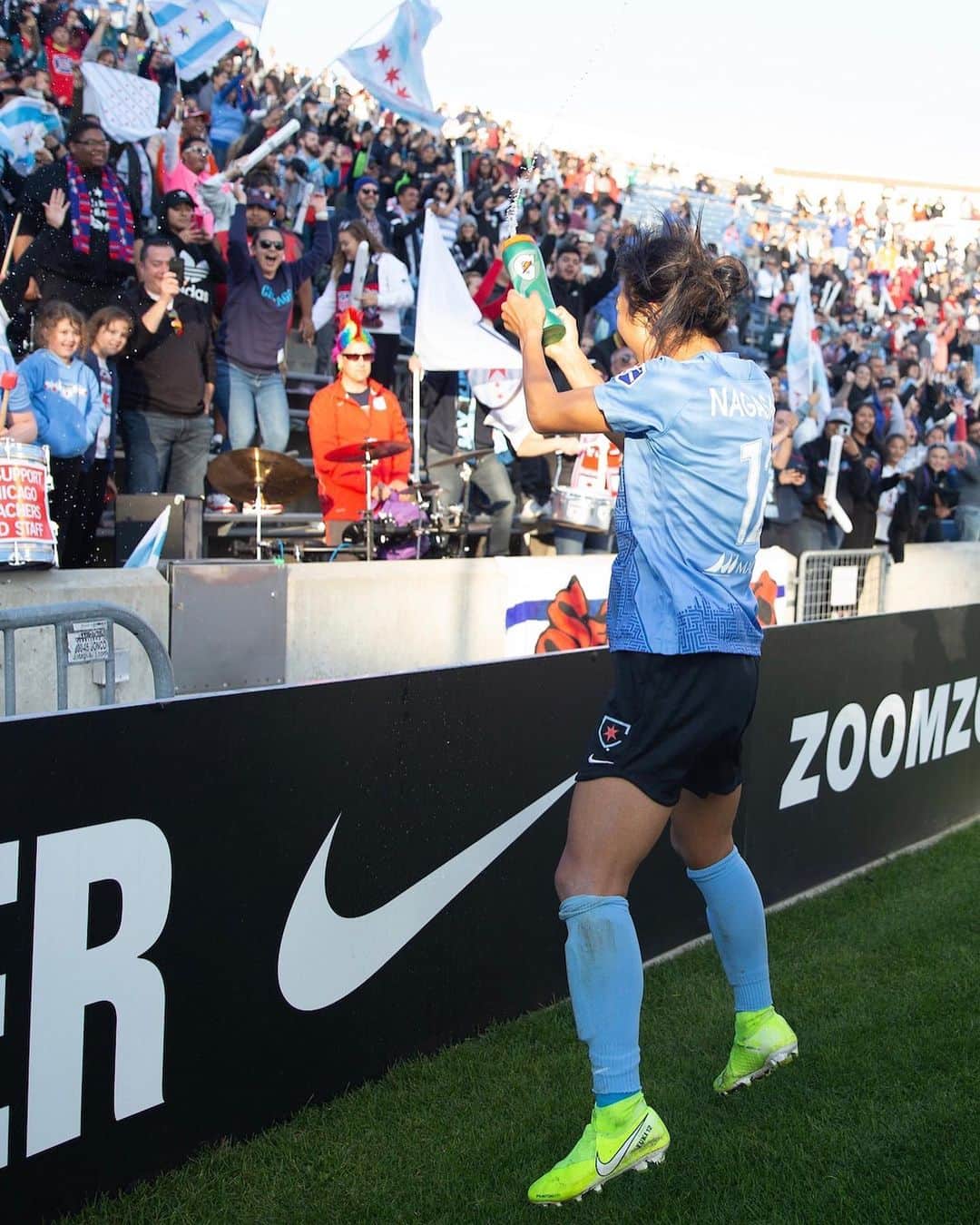 大儀見優季のインスタグラム：「I’d like to say that I am overflowing with feelings of gratitude a lots for teammates, fans, coaches, all staff, city, family, friends, and other players. But words cannot describe well how much I am grateful to them... . . How wonderful was this season which I've ever not seen and felt before. Even we had good and bad time during season and could not carry better results in the final, but I feel we made a lots of greater things more than last season. . . Do you know how lucky and happy I am? My life has been not never like this enjoyable before I came to Chicago.  It has been extremely up and harshly down for long time. Still there has been happening little things but year by year, month by month, day by day, I have became to be able to accept and adapt to any matter on/off the field more than before because this environment (people who being around) has taught me a lots and makes me perform pleasantly on the field, like Rock’n’Roll! . . And I personally want to say that @chicagolocal134 did amazing for this season, but specially semi final! That made me feel real “home”. . . Doumo Arigato🙏🏼🙏🏼🙏🏼 Thanks a lots!」