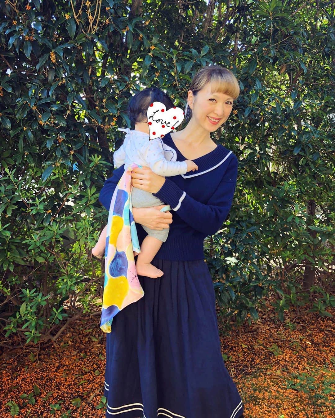 のインスタグラム：「Fragrant olives carpet🌼🧡 #金木犀 Skirt and Scarf @sforshoko Knit @agnesb_officiel」