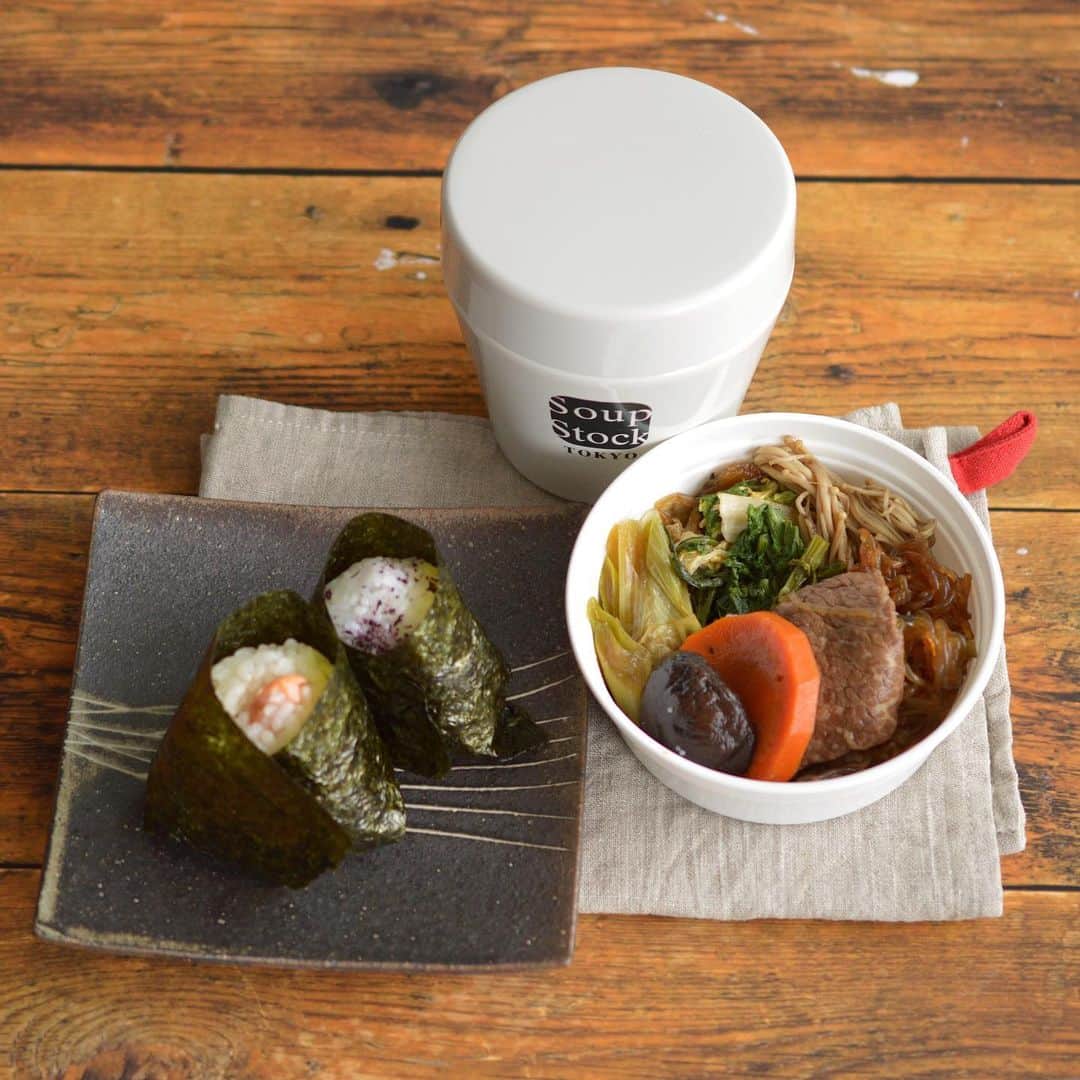 yukiyoさんのインスタグラム写真 - (yukiyoInstagram)「2019.10.29* ・ 今日のお弁当 塩鮭、ゆかりおむすび は #さつき巻き 昨日の夕飯の取り置きすき焼き まだ続けてます"長生き味噌汁" ・ ・ 最近（この2,3年）気が付いたんだけど 私、すき焼きの霜降りお肉が苦手です。 一枚で胸いっぱい😂 ・ ・ 年かなー ・ ・ ・ #お弁当 #obento #bento #lunch #lunchbox #onthetable #japanesefood #暮らし #曲げわっぱ #豊かな食卓 #lin_stagrammer #ロカリ #エルグルメ #朝時間 #フーディーテーブル #おうちごはんLover #マカロニメイト #IGersJP #おにぎり #おむすび #OnigiriAction」10月29日 9時00分 - quiestla7