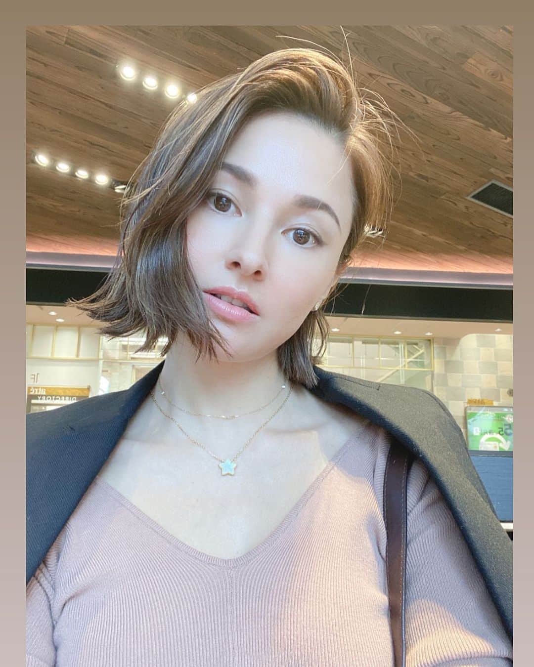 橋本麗香のインスタグラム：「へアドネーションについて 記載致します。 ． 31センチ以上の髪の長さがあれば 基本的にどの様な状態の髪でもドネーション可能です。 衛生面が大切です。 必ず乾いている髪の毛を絡まらない様、輪ゴムでとめて郵送します。 ． 自分の不要な髪の毛が髪を失った子供達の 新しいウィッグとなり生まれ変わります。 ． 出来る事から、良き波紋が広がります様に🙏🏻 ．  https://hairdonation.hero.or.jp/hair/ ． #hairdonation #ヘアードネーション」