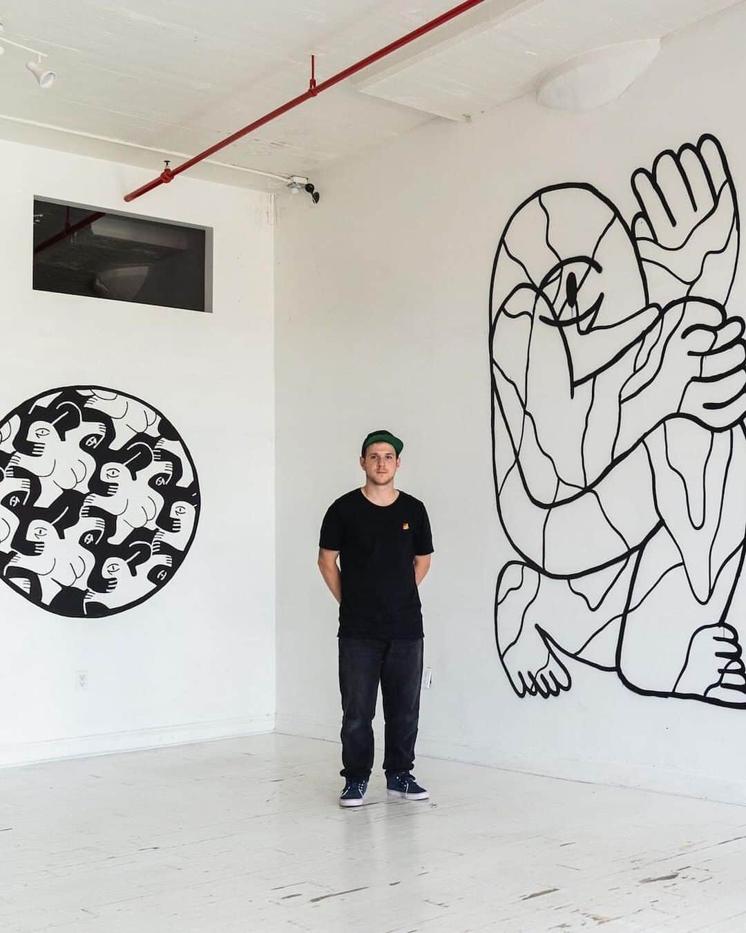 HYPEBEASTさんのインスタグラム写真 - (HYPEBEASTInstagram)「@hypebeastart: Eric Friedensohn, better known by his artist alias “Efdot,” specializes in hand-drawn and site-specific works. He champions an abstract-meets-figurative style for his vivid compositions. For our latest 'Pen & Paper feature,' we sat down with @efdot to discuss his passion for creating murals, brand collaborations, and upcoming projects. Click the link in our bio to read the full interview.⁠⠀ Photos: Eddie Lee/HYPEBEAST⁠⠀」10月29日 9時38分 - hypebeast