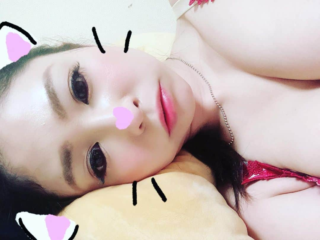 綾瀬みなみのインスタグラム：「おはようございますぅー☀ バタバタを言い訳にずっと更新してませんでしたごめんなさい😭😭 もう季節は秋〜 朝晩冷えるうえ､風邪やインフルが流行り始めてるみたい😱皆さまお気をつけて😣💦 て事で今週も元気に頑張りまっしょい❤ 応援おぱい❤ ･ ･  #綾瀬みなみ #ayase minami #あやみな #応援おぱい❤ #Iカップ #AV #アダルト #セクシー #Adult #sexy #セクシー女優 #アダルト女優 #AV女優 #porno actress #japan #日本」