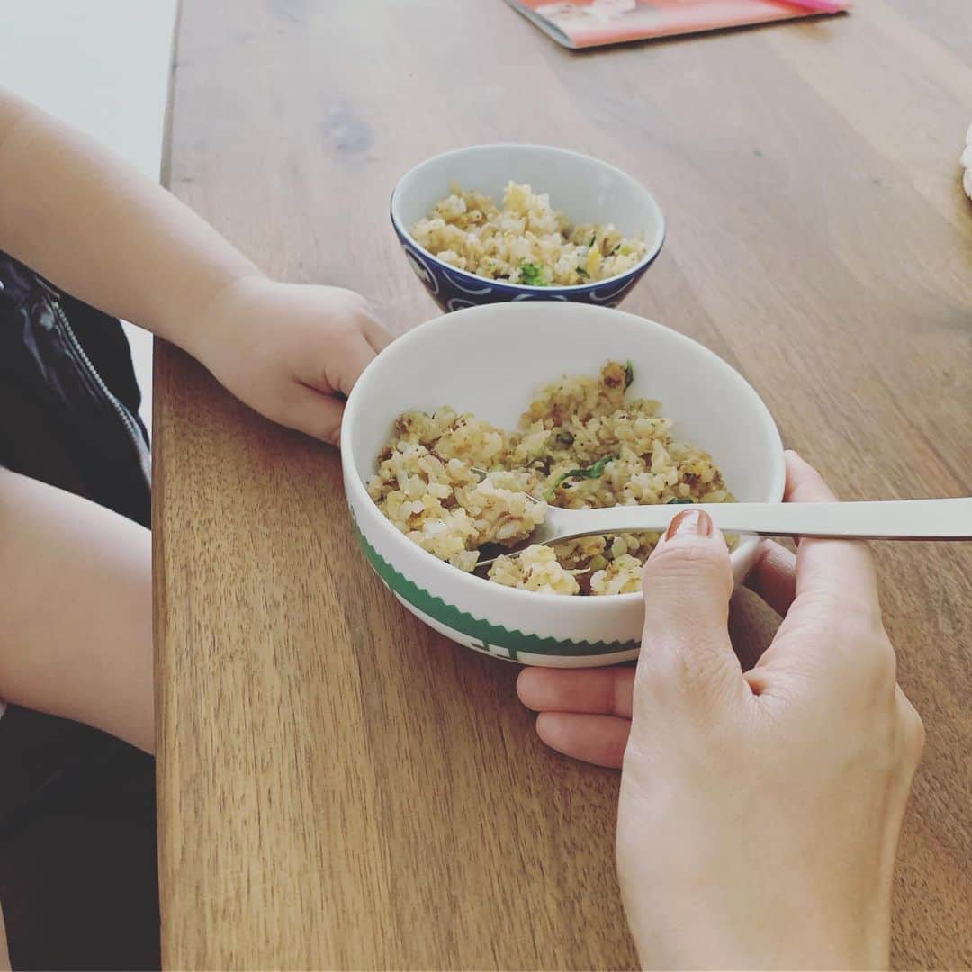 安田美沙子さんのインスタグラム写真 - (安田美沙子Instagram)「フードロスをなくすために、とてもステキな取り組みがあるのを知りました。 フードロスになりそうな物で、食事を作り、こちらのハッシュタグを付けると、アフリカの子供達の給食4食分になるそう。 日本のフードロスは、悲しいことに世界でもトップクラスなのです。 残っていた玉ねぎ、ブロッコリー、ブロッコリーの芯、サラダの残りのレタス、冷やご飯、冷凍していたちりめん山椒で、炒飯をつ作りました😊✨ #ゼロハンガーチャレンジ #wfp . . . #みさこクッキング #食育 #残り物炒飯 #10.31まで」10月29日 9時44分 - yasuda_misako