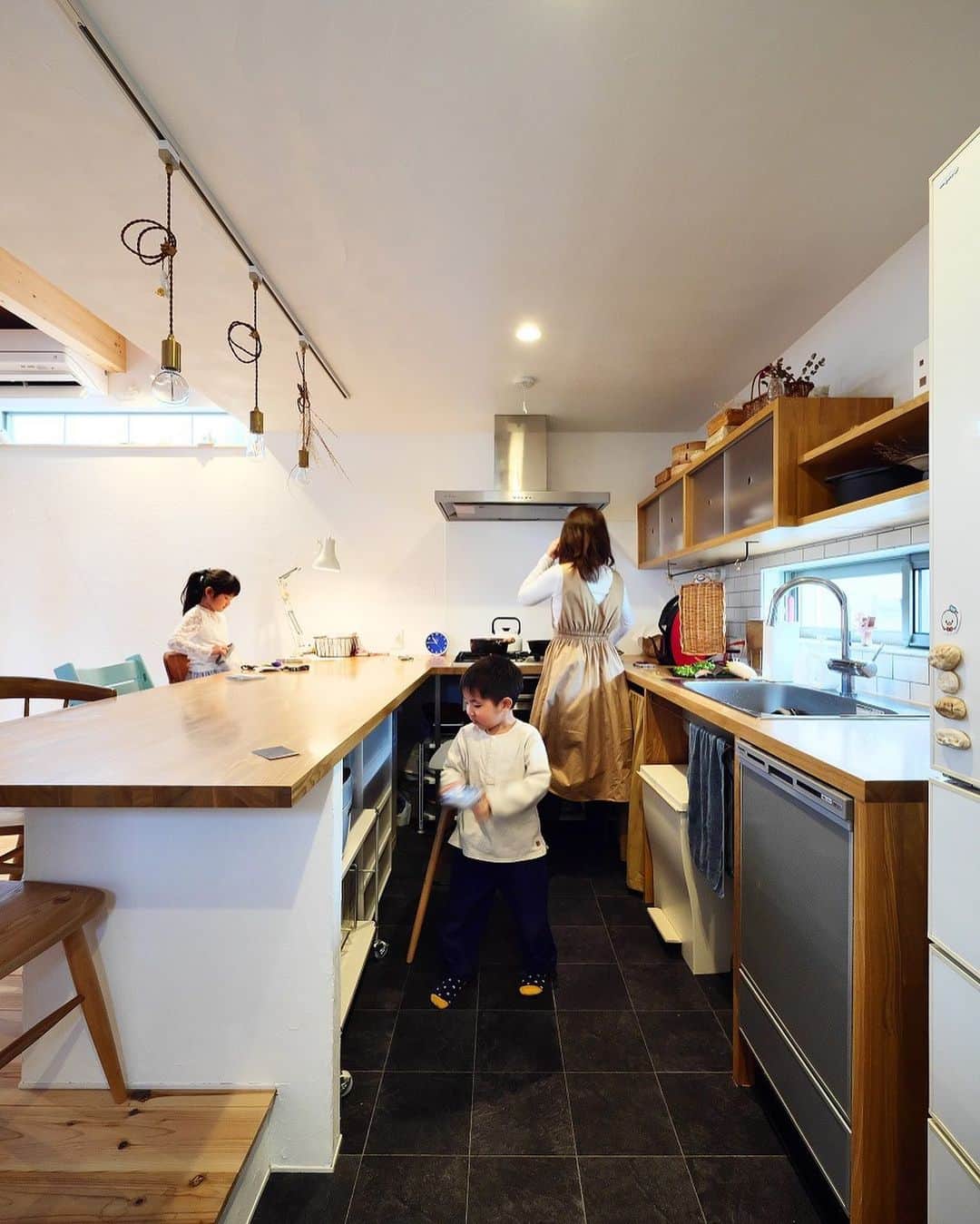 ソラマド香川のインスタグラム：「料理がしやすく、楽しくなるキッチン。 ・ ・ --------------------------------------- ‐‐　★「ソラマドの家」資料請求はこちら ・ → @request.soramadokagawa ・ ‐‐　★もっと施工事例を見たい方はこちら ・ → @soramado_kagawa --------------------------------------- ・ ・ #ソラマド香川 ・ #キッチン収納#キッチンインテリア#木の家#自然素材#無垢床#マイホーム#新築#自由設計#シンプルな暮らし#自然光#instahouse#instahome#soramado#ソラマド#家づくり#中庭のある家#house#自然素材#漆喰#interior#コートハウス#空#ウッドデッキ#home#中庭#おしゃれな家#ソラマドキッチン#設計事務所#センコー産業」