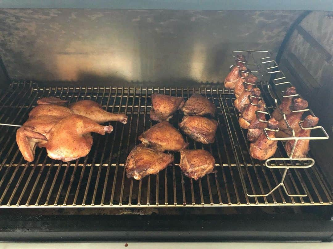 ケアリー・ハートさんのインスタグラム写真 - (ケアリー・ハートInstagram)「Spatchcock’ed my first chicken. Not only is it fun to say, but it’s damn good tasting!! Thanks @kendrick_bbq for the pointers. Also my first batch of wings. They were a game changer. Fall bbq is the best 👍. @traegergrills」10月29日 9時54分 - hartluck