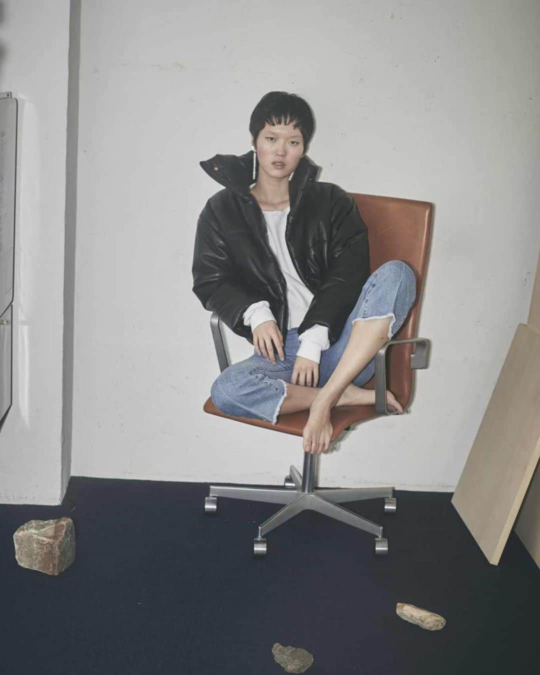 MAISON DE REEFURのインスタグラム：「. ◼️Denim Flared Pants / @maisondereefur . 大人な雰囲気で着こなせるフレアデニム。 加工したセンタークリスと裾のフリンジが、モードとカジュアルなテイストを一度に楽しめます。 . センターの縦ラインが脚長・細見え効果をプラスしてくれる、女性に嬉しいデザイン。 . ［ 展開店舗 ］ ルミネエスト新宿店・博多店・OFFICIAL WEB SHOP・ZOZOTOWN . #maisondereefur #denim #pants #winter #2019aw #collection #メゾンドリーファー #デニム #秋冬コレクション」