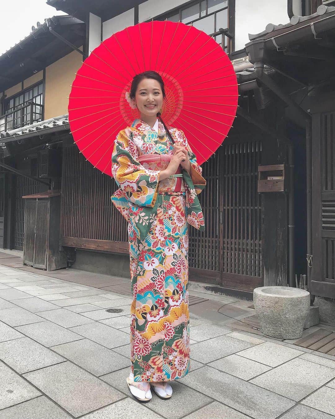 西口真央のインスタグラム：「竹原にある「竹楽(ちくらく)」で着付けていただいた着物👘 成人式以来！！！ 着物・帯・帯締めなど全て選ばせてもらいました🌟 着物もやっぱり、オシャレに着たいなあと思いますね/// 竹原の趣のある街並みを着物で散策するのは、ゆったりと時間が流れるようでおススメです！ 竹原の皆さんの心のあたたかさにも癒された旅でした！ 安芸の小京都竹原ロケ〜テレビ派スタジオでの紹介、楽しいひととき！ ご覧下さったみなさんありがとうございました☺︎ #竹原市 #街並み保存地区」