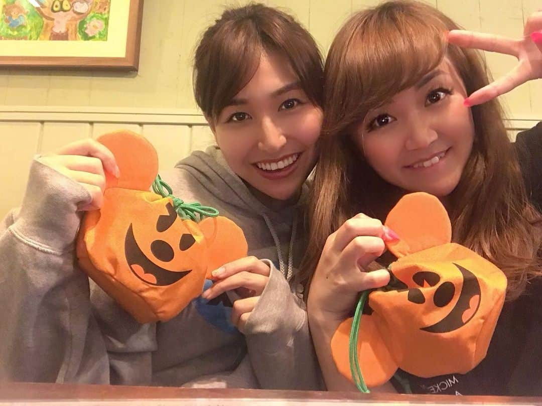 なちゅさんのインスタグラム写真 - (なちゅInstagram)「あずにゃん(宅建ちゃんねる)🧡 #ハロウィン 忘れてた👻🎃🕸✝️🕷 今年の青春は宅建だったねって話🏠 #宅建ちゃんねる #スタッフ あずにゃん @azusa_photos とlunchしたよう♡🍴💕 たーっくさん、迷惑かけた。 まず、宅建ちゃんねるが出来たのは土谷さんのご提案のお蔭。  土谷さんが 「私はなちゅさん絶対合格出来ると思います！！！」って、最初に私を信じてくれた恩人✨🥺✨✨✨ 私が自ら打診した打ち合わせで、熱意を受け取ってくれた張本人❤️😔✨✨✨ 本当に土谷さんが居なかったら、宅建ちゃんねる始められなかった。  私を信じてくれて 本当に本当にありがとう❤️✨🙏 自分から打診しておいて 不動産屋の仕事が絶好調で 稼ぐのが楽しくて中々勉強に身が入らない私を一度も責めないで、 なちゅさんは絶対合格出来る！！！ っていつも言ってくれました😔✨🙏 もちろん田中先生も(今回はあずにゃんについて💓✨)🥺✨ 申し訳ない気持ちと この人を裏切れないって 思わせてくれた、 ←私どんだけ💩  自分の為の宅建 (父親の為)お客様のためだけど、 先生が大事だし、 土谷さんを裏切りたくなかったです. くまさんも！  つまり本当に周りのみんなに 支えられてて 最後はLINEも仕事以外 600件以上だったかな無視しちゃったし…かなり追い込まれて人格変わって?? (笑) 本当に迷惑なやつだったと思います. 😔😔😔😱😱😱 とにかく恵まれた状況だって事に 有難いと共に 大切だからこそのプレッシャーで、 最後は毎日勝手に1人で追い込まれて泣いてました... 昨日lunchした時、 土谷さんが私の🈴合格嬉しいって ボロボロ泣いてくれて、、、 ありえない泣いてて笑笑笑  本当に辛い想いさせたなって 後悔しました.  本当にありがとう❤️❤️❤️ 不合格だったら、 ごめん!! 爆笑 😂✨✨✨ スタッフさん超えて本当に大事な人です♡ 一生友達で居てね💖💖💖らぶ!! 宅建ちゃんねる 来年もやって！って声たくさんらしく本当にありがとうございます🥺✨❤️ 田中先生をうまくまるめこもう！←また 笑 @shikakusquare_official 💙」10月29日 9時59分 - nachudesu1223