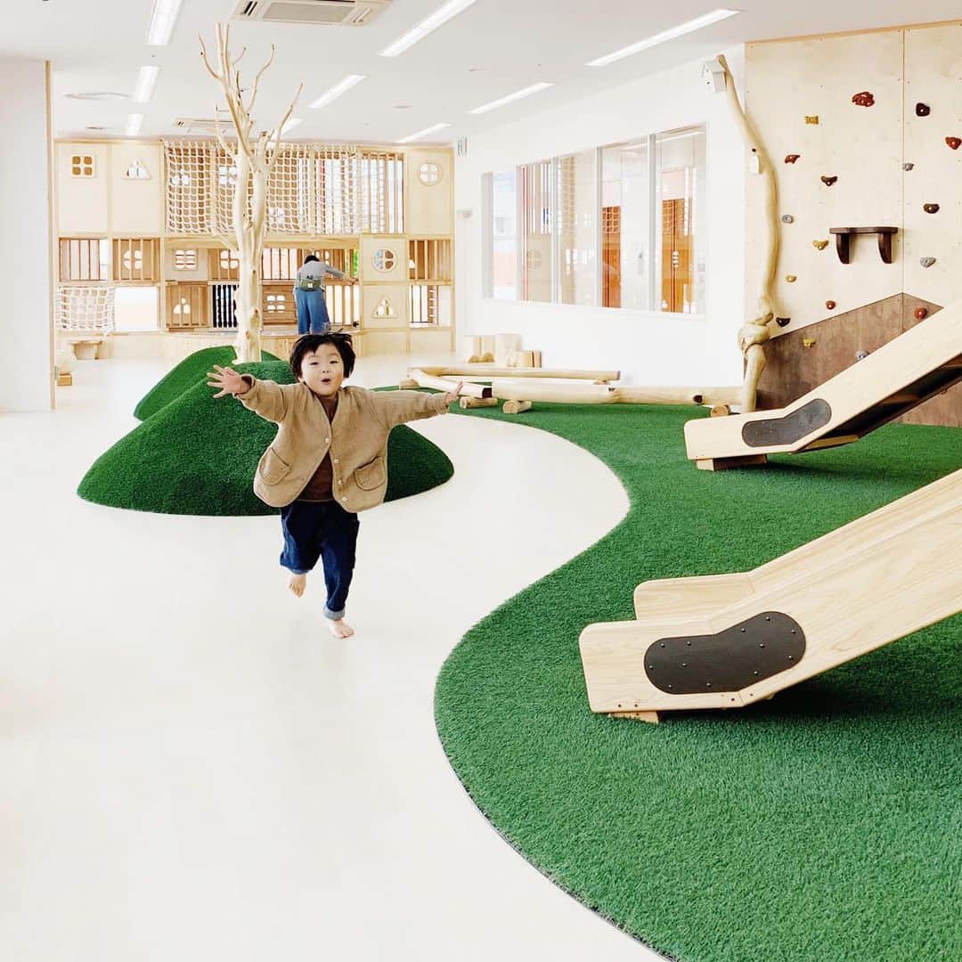 きなこさんのインスタグラム写真 - (きなこInstagram)「無料で遊べる神戸市北区の屋内あそび場"こべっこあそびひろば"に、お友達と遊びに行ってきたよ♩木製の遊具や人工芝の丘、おもちゃや絵本もたくさんあって、赤ちゃんや幼児さんにぴったりな空間♡入れ替え制なのでゆったり遊べるし、駅前のショッピングセンターの中にあるっていう立地も素敵。天候に関わらず小さな子が安心して体を動かして遊べて、子育て相談にも乗ってもらえるこういう場所を公的機関がもっともっと作ってくれたらいいのになぁ😊 * あそび場に行く前に行ったのは三田にある子どもしか入れないお菓子やさん"未来製作所"。息子は2回目のチャレンジ。お金を入れたお財布を肩にかけて、誰におみやげを買ってくるか相談してからいざ店内へ。中の様子は大人には全く分からないけれど、20分くらい出てこなかったのでよっぽど楽しかったみたい。息子が買ってきてくれたプリンはとっても美味しかった☺️ * 電車とバスを乗り継ぐ一日だったけど、移動中もずっと楽しそうだった2人♩世間ではブームが去ってしまったであろう妖怪ウォッチネタで大いに盛り上がってた。お友達と好きなアニメについて語り合えるようになったなんて嬉しい成長✨」10月29日 10時10分 - kinako_710