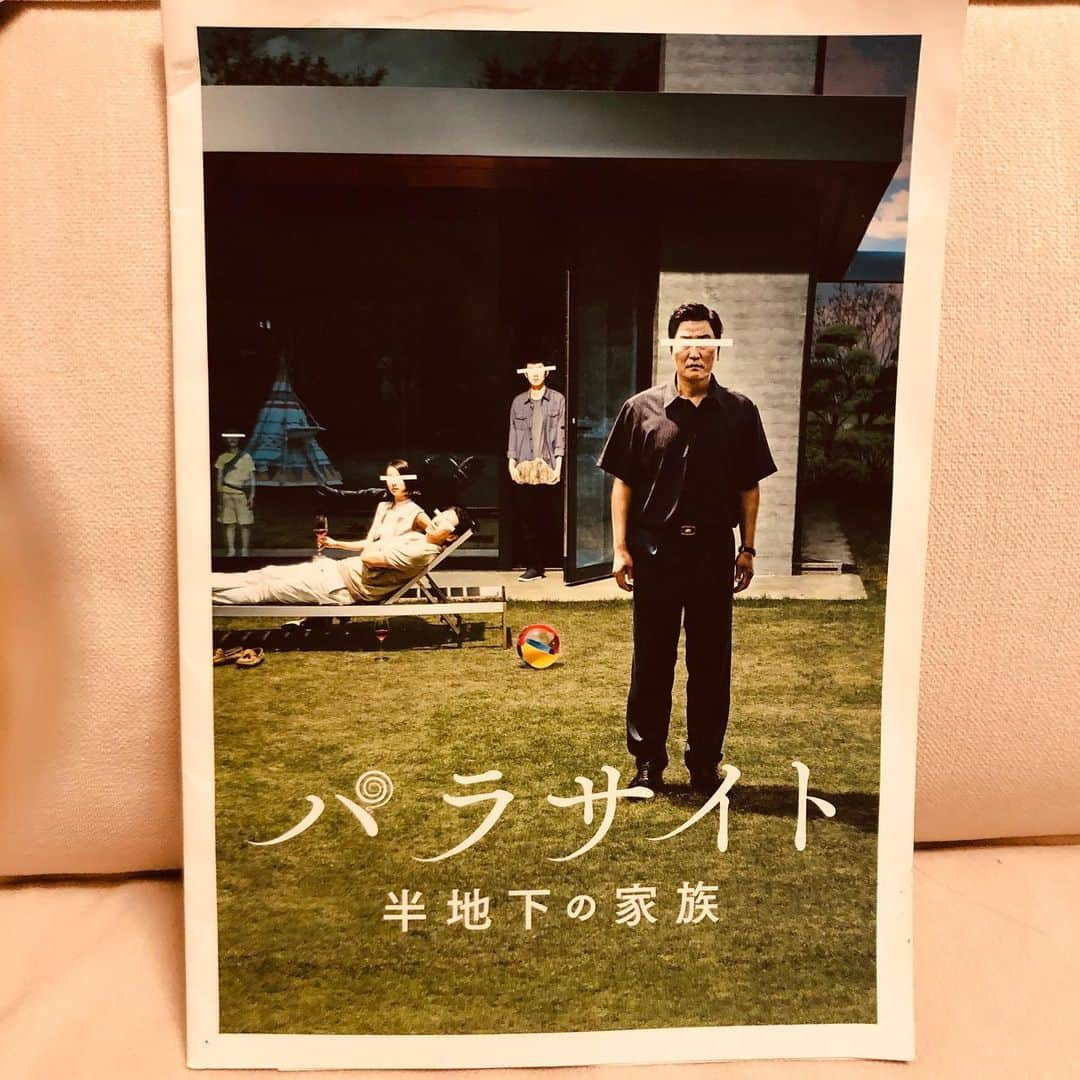 東紗友美さんのインスタグラム写真 - (東紗友美Instagram)「激ヤバですよ、この映画。 2020年1月TOHOシネマズ日比谷外全国ロードショー予定のパラサイト半地下の家族。こちら今年のカンヌ国際映画祭パルムドール(最高賞)を満場一致で選ばれた映画。 お金持ちの家族に少しずつ寄生していくように入り込んでいく貧乏一家。 どうやって金もちの家に入り込んでいくかが、もはやスパイ映画のよう。 万引き家族と早速共通点などを指摘されていますが貧富の格差、社会的問題にフォーカスし、テーマは共通しています。 ただこちらの方が非常にエンタメ性が高いです。万引き家族は染み入るいるように私の心に入ってきたけど、この映画は心臓の真ん中にズカズカと割り込んでくる感じ。 めちゃくちゃ笑いました。めちゃくちゃ切なくなりました。めちゃくちゃ記憶に残りました。 あーーーーーー この映画私の感情を迷子にさせる。 監督からかなり厳しくネタバレについて規制されています。本当に厳しくネタバレを規制しているので、予測できない展開も楽しんでください。 紹介予定あるのでこの辺で。 #パラサイト半地下の家族  #ポンジュノ #映画すきな人と繋がりたい  #映画好きな人と繋がりたい  #カンヌ国際映画祭  #パルムドール @bitters_end」10月29日 10時20分 - higashisayumi