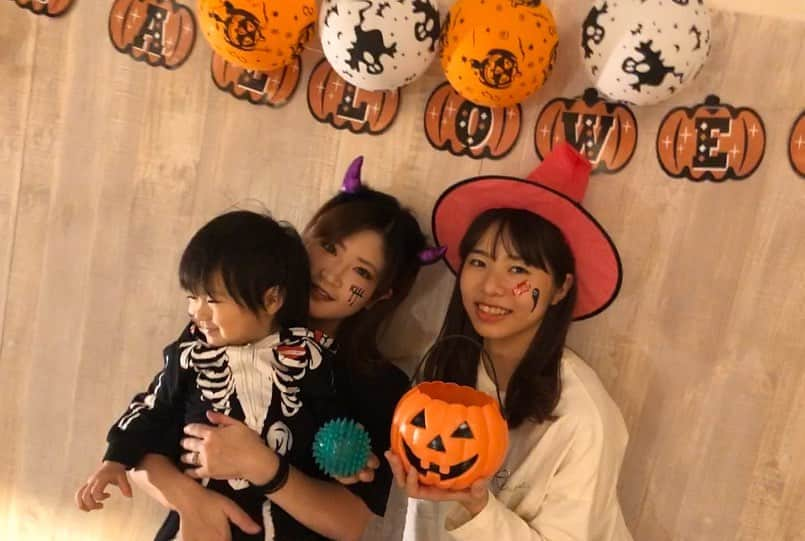 RENA さんのインスタグラム写真 - (RENA Instagram)「Halloween 🎃 👻 ． 月曜日レッスンでも皆それぞれ仮装を楽しんでくれたので盛り上がって一日終了🧡 ． 私はリアルピエロに変身したらキッズクラスは全員怖がって逃げ回ってギャン泣きでした笑笑😂🙏💦 ． 皆ごめんね笑🙏💦 ． すぐレッスン着に戻しました笑😂🙌 ． 宮崎校もHalloween週間がスタートしましたが盛り上がったみたいでやはり普段と違う雰囲気を取り入れるって大事だなぁと思いました😊❤︎ ． 今日も2校とも楽しみにしてます♪ ． 渋谷のハロウィンは苦手だけどwこっちのハロウィンは楽しいな👻 ． ． ． #monday ． #party #halloween  #event #endofoctober #danceschool #ハロウィーン #ダンススクール春日部 #ハロウィーンイベント春日部 #春日部ダンススクール #クリスピークリームドーナツ」10月29日 10時32分 - rena_flare