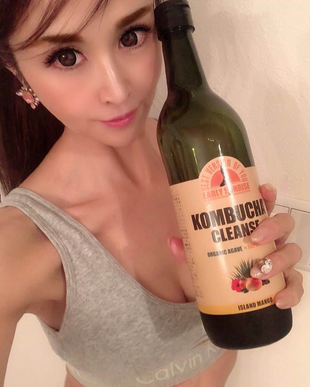 のインスタグラム：「コンブチャを飲み出してから食べても太らなくなってきました。 発酵ドリンクだから身体にとても良いです❣️ 気になる方は私のストーリーのハイライトから購入出来ます💓 #コンブチャクレンズ #コンブチャ #発酵ドリンク」
