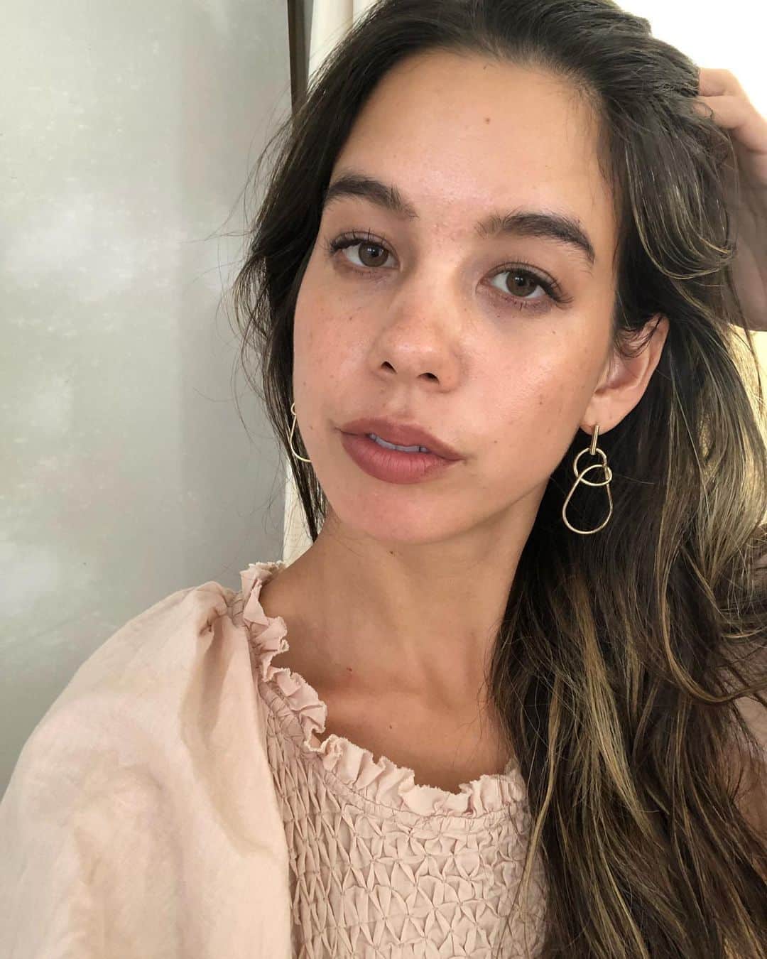 のインスタグラム：「毎日ヘアメイクさんに セットしてほしいと 思う毎日😭😭💕 ・ ・ そうそう、いつもおススメしてる 茅ヶ崎の @32side_sonicfit に 通ってからおかげで ニキビが本当に減りました！ (見事に機械をあてれない 眉間と顎にはできるけど🤣) ・ もちろんリフトアップ効果や 浮腫みとりも最高に実感できるけど 肌荒れが悩みを占める私にとっては これが1番有り難い👏🏼 ・ シミやソバカスは相変わらず凄いけど 肌のトーンが上がったのか 不思議と気にならなくなったんだよね💭 ・ ・ 私の投稿をみて通ってくださってる方も 多いみたいで嬉しい限りです🥺 ・ 安くはないけど 自分へのご褒美に自信持って おススメしますー！ そして、1回より2回、 2回より3回目の方が 断然効果があると思う💭💭 ・ ・ しかもここ、ネイルやマツエク、 ブラジリアン、ホワイトニングまで あるの！ ・ 色んな場所に通うの面倒だから ソニックフィットとホワイトニングを 1日で受けられるの最高🤣😭 (しかもトータル2時間ぐらい) ・ ・ セルフだから恥ずかしくないし 痛くないし 安心なのを使ってるから 体にも歯にも優しいです🦷👄 ・ この間、久しぶりに会った友達にも 開口一番で歯を褒められたよ🤣🤣🤣 ・ ・ ・ #32side_sonicfit #32side_chigasaki #sonicfit  #shonan #whitening #ソニックフィット #ホワイトニング #湘南 #茅ヶ崎 #美容 #リフトアップ」