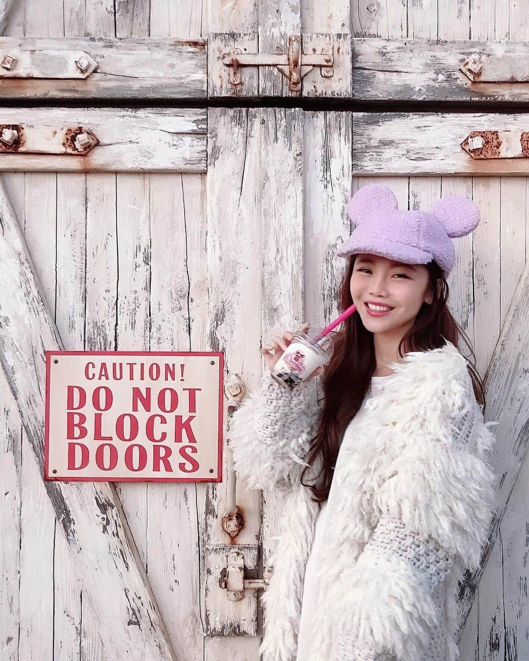 庄子智愉のインスタグラム：「🥤🐁💕 . Disneyはどんなときも平和:) . 昨日は心のディズニーでもある高校の同級生たちと 久しぶりのシーに行ってきました💭 . 大人になってからのほうが、子どものように はしゃげるようになった気がします。 . 親友16年目も46年目も、 みんな元気でおバカやれますように❤︎ . . #disneysea #disneyhalloween #ディズニーシー #はしゃぐけどフォトスポットに並ぶ元気はない #大人ディズニー .」